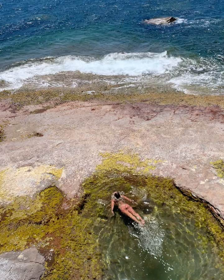 フェリシティー・パルマティアーのインスタグラム：「I’ve never felt more comfortable in my own body than being nude in nature.   It allows me to connect in the most pure and natural of ways; reminding me of that to which I belong, what I am made of and what I am a part of.」