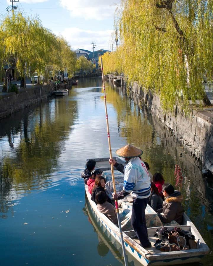 Birthplace of TONKOTSU Ramen "Birthplace of Tonkotsu ramen" Fukuoka, JAPANのインスタグラム：「If you visit Fukuoka in the winter, you should definitely experience a traditional winter at "water town" Yanagawa, the Kotatsu boat. In Yanagawa, which is famous for river boat rides, you can comfortably enjoy the view from the river while warming up on a boat with a kotatsu (Japanese heated table) that operates for a limited time from December to February.  #fukuoka_tonkotsu #ilovefukuoka #fukuokalover #fukuoka #fukuokapics #fukuoka_cameraclub #fukuokatrip #fukuokajapan #fukuokatravel #yanagawa #kotatsu #winteractivity #japanwinter #japanwintertrip #fukuoka_camera #fukuoka_funtravel」