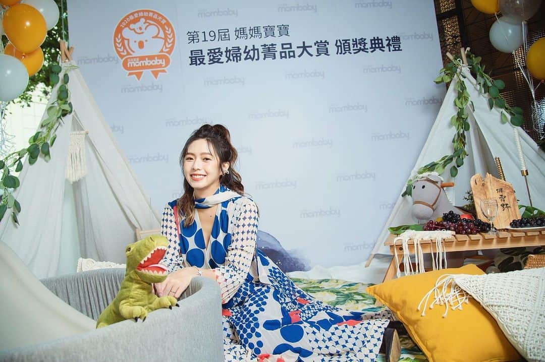 Dewi Chienのインスタグラム：「首度擔任 @mombaby_tw 頒獎人，也趁機認識很多很棒的婦幼菁品～開心新手媽媽的工作日💕」