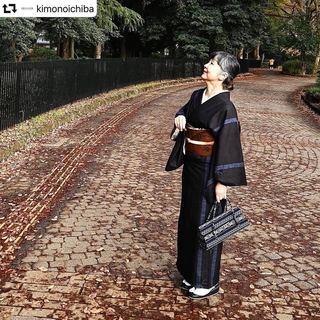 山崎陽子さんのインスタグラム写真 - (山崎陽子Instagram)「リポストさせていただきます。 きものと連載「つむぎみち」最終回は、本場結城紬。 photo by #佐伯敦子 #atsukosaeki  @yunahica   #repost @kimonoichiba ・・・  着物を着るようになって、いくつかの驚きに満ちた出会いがありましたが、この結城紬もそのひとつ。﻿ 軽く暖かいだけでない“何か”。それは、2000年もの間、綿々と受け継がれた時間、1反の反物が出来上がるまでの時間、その反物が産地を離れてからの時間……。時の連なりと導きをまとっているように感じるのです。﻿ ﻿ ✨きものと【new!】﻿ 160亀甲の本場結城紬が誘ってくれた世界﻿  「つむぎみち」 vol.13﻿ ﻿ 最終回となりました！﻿ ﻿ →コラムへはプロフィール欄のリンクよりどうぞ！﻿ ﻿ @yhyamasaki﻿ 季語とともに綴られる、静かに美しい「着物のある日常」。﻿ ﻿ #つむぎみち﻿ #山崎陽子﻿ #結城紬﻿ #本場結城紬﻿ #更紗﻿ #きものと﻿ #きものコーディネート﻿ #着物﻿ #着物コーディネート﻿ #着物好きな人と繋がりたい﻿ #京都きもの市場﻿」12月21日 13時40分 - yhyamasaki