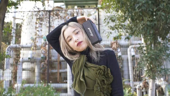 Olliemagazineのインスタグラム：「. チルタイムとMarshall﻿ Vol.03﻿ – Meirin –﻿ ﻿ 音楽を通して自身のスタイルを表現するアーティストにとって、オフの時間はとても大切。世界中のアーティストから愛され続けるイギリス発のアンプメーカー、<Marshall>による本連載企画では、そんなアーティストのオフの時間＝チルタイムを切り取り、Marshallよりこの度リリースされたポータブルスピーカー“Emberton”とチルタイムの関係性をお届け。ジャンルもスタイルも異なる三者三様のアーティストが過ごすチルタイムから、それぞれのオフの時間との向き合い方を感じ取って欲しい。最終回を飾るのは、アーティストやトラックメイカー、ファッションモデルなど多岐にわたって活躍するMeirin。作詞作曲からトラック制作など全てを自身で手掛けるソロプロジェクトのZOMBIE-CHANGでは、先日2年ぶりとなるアルバム『TAKE ME AWAY FROM TOKYO』をリリースし話題に。テクノやハウス、エレクトロなど多様な電子音を取り入れた楽曲が魅力だけど、そんなイメージとは一転して都内の公園でゆっくりと過ごす贅沢なチルタイムを覗いてみよう。﻿ ﻿ WEBサイトにて公開中。﻿ プロフィール欄からURLをチェック。﻿ ﻿ Videograph_Kei Doguchi﻿ ﻿ #olliemagazine#olliemag#ollie#streetculture#street#skateboard#skate#skater#music#hiphop#rap#rapper#art#fashion#marshall#meirin」