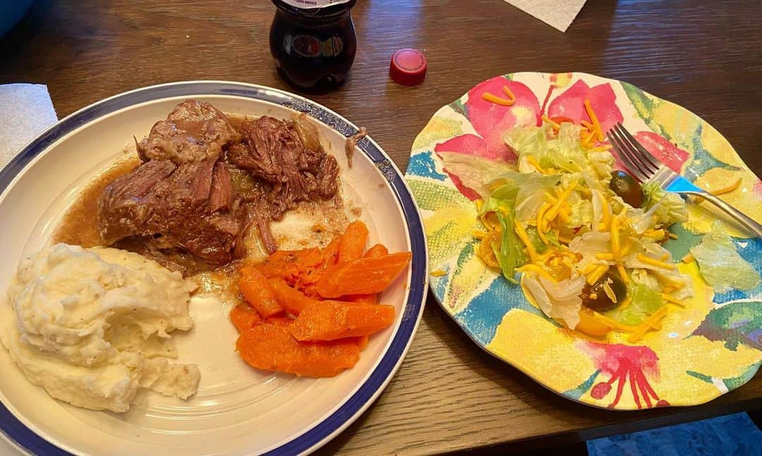 ランス・アーチャーさんのインスタグラム写真 - (ランス・アーチャーInstagram)「MamaHawk hooked it up for dinner. #roast #mashedpotatoes #carrots #salad #dietdrpepper」12月21日 8時14分 - lance_hoyt