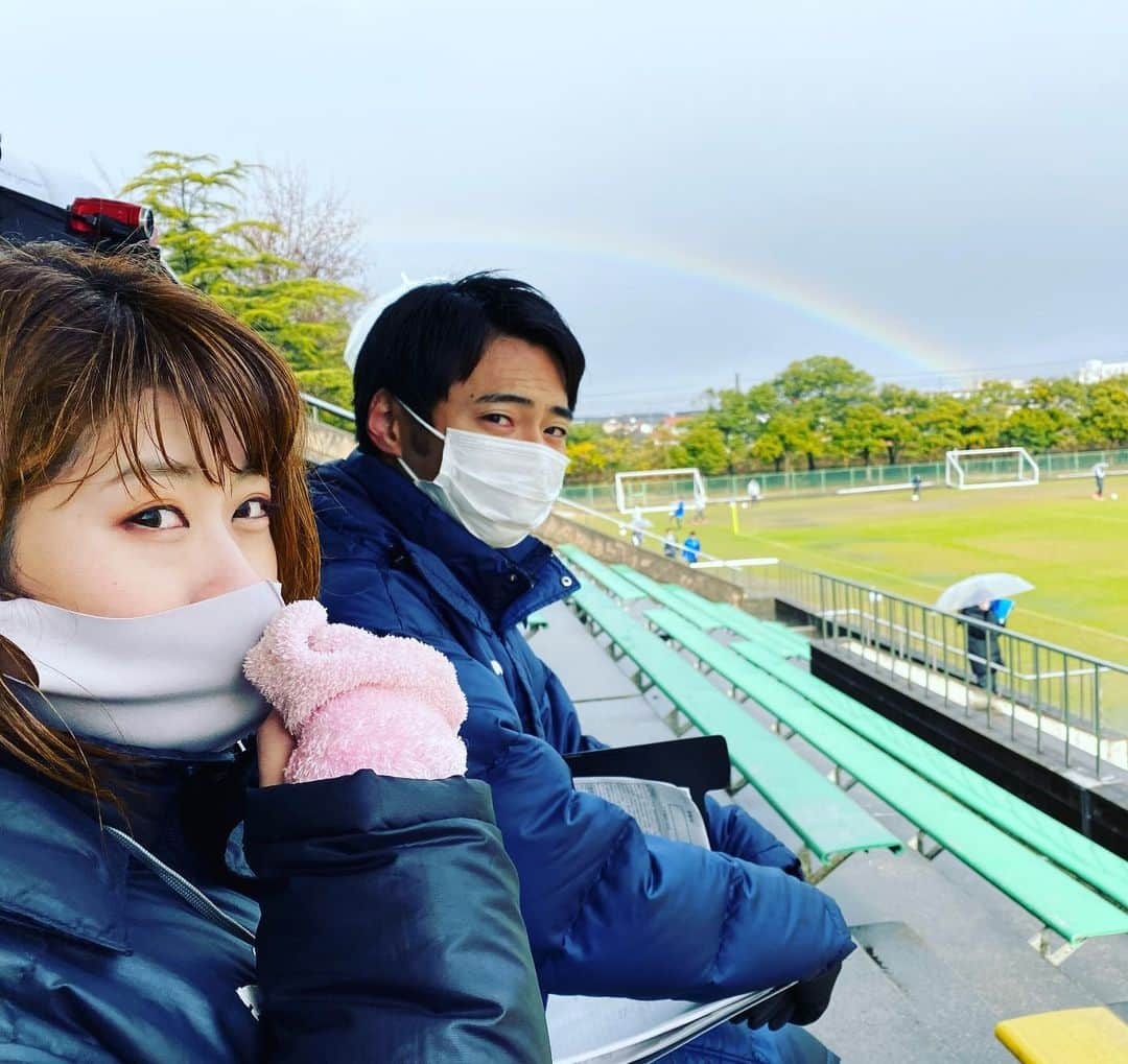 本野大輔さんのインスタグラム写真 - (本野大輔Instagram)「全国高校サッカー選手権、開幕まで10日！  実況担当高校の取材のため鳥取米子へ。  準々決勝実況を担当する 三重テレビ中久木大力アナ。 米子北リポーター 日本海テレビ中尾麻亜理アナと一緒です。  極寒ので、雨と雪と風が吹く中、手足の感覚なくなり、日本海の厳しさを肌で感じていると、太陽が顔を覗かせ虹がかかりました！  私は今大会 埼玉スタジアム準決勝の実況を担当します。  この大会に15年間携わり 全国の監督、アナウンサー、ディレクター、多くの仲間や恩師に出会えたことを幸せに思います！  #高校サッカー #高校サッカー選手権 #米子 #雪 #サッカー #アナウンサー #仲間 #三重テレビ #日本海テレビ #読売テレビ」12月21日 8時14分 - daisuke.motono_ytv