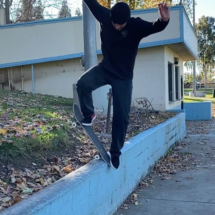 マット・バーガーのインスタグラム：「Ate pizza for breakfast today.」