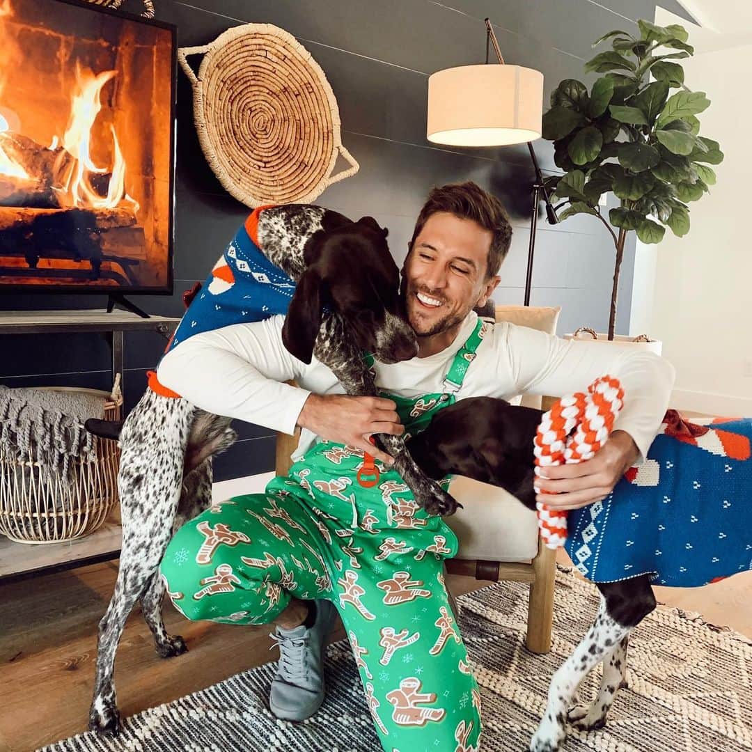 ジョーダン・ロジャースのインスタグラム：「Take a wild guess which one is on the Naughty list 🙄...but I’m still going to spoil them both!! #ad These toys, sweaters and more from @petco ‘s new holiday collection were so good, I had to give Jagger and Jackson a few presents early. 🎁 This holiday season looks a little different than years past, but with options like curbside pick-up and same-day delivery, Petco is making sure there are safe ways to give your furry friends all the love. #PetcoMagicMoments」