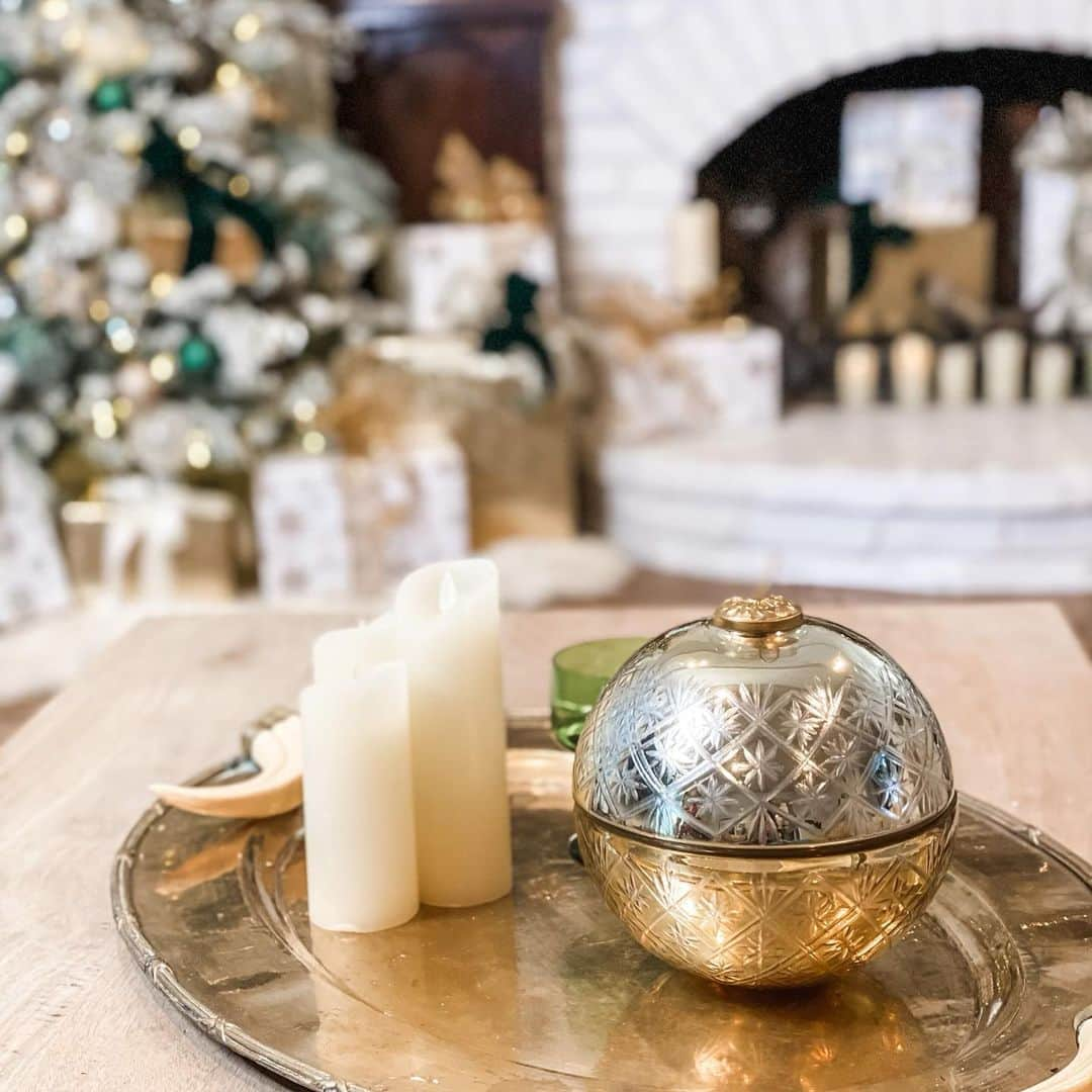 トリ・スペリングさんのインスタグラム写真 - (トリ・スペリングInstagram)「"Presents for Presence" GIVEAWAY  WIN : $100 gift card to @sullivanshomedecor AND this Sullivans candy dish🎁 Sullivans is where the special lives ❤️  Need to shop today? Use Gift Code QueenOfChristmas for 25% off and free shipping ❤️  ENTER to WIN:  👉🏻 Follow @sullivanshomedecor @jeannaloveschristmas 👏🏻 Like this post  ❤️ Comment on post  🎁 Extra entry, tag a friend that loves Christmas (if you have a lot friends, please tag them all in one post, lol... don’t be that extra 🤣)  Winner will be chosen 12/24 and posted on this post and in my stories.  International shipping not included.   Per Instagram rules, this promotion is in no way sponsored, administered, or associated with Instagram, Inc. By entering, entrants confirm that they are 13+ years of age, release Instagram of responsibility, and agree to Instagram’s terms of use.  #christmas #christmastree #christmastime #christmasdecor #christmasgifts #christmas2020 #grinchmas  #grinchchristmas  #grinchtree  #christmasiscoming #merrychristmas #diy #christmaseve #happyholidays #christmasgiveaway   #christmastree #christmasdecor #christmasgifts #christmasdecorations #christmastime #christmasiscoming #christmasmood #giveaway  #christmaslights #christmaseve #christmaspirit #christmascountdown #christmasgift #christmasday #christmasvibes #christmasparty #christmasmarket #christmaspresents」12月21日 8時25分 - torispelling