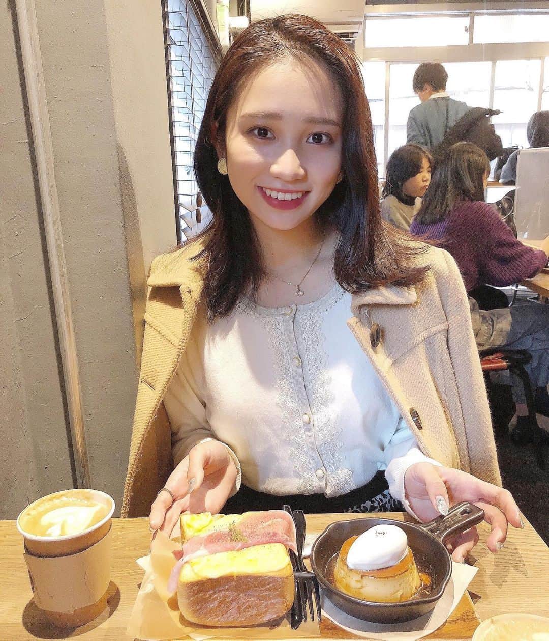 生形由佳のインスタグラム：「おはようございます🌼  久しぶりの朝投稿です🌱  今週も1週間頑張りましょうね✨  【ディゾン 神保町】  ずっと行ってみたかったカフェ🍮 固めのプリンは甘さ控えめで、添えてある生クリームとの相性が最高でした🤤  #東京カフェ #神保町カフェ  #カフェ好きな人と繋がりたい  #カフェ巡り  #プリン #トースト」