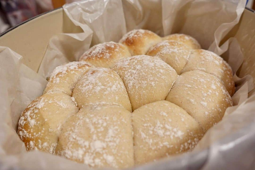 迫田愛子のインスタグラム：「パン作り少しづつ慣れてきました👩🏽‍🍳🍞﻿ ﻿ ルクルーゼで作ったちぎりパンが上手くいったのでメモ📝﻿ ﻿ ・強力粉250g﻿ ・全粒粉強力粉60g﻿ ・バター30g﻿ ・蜂蜜20g﻿ ・砂糖20g﻿ ・塩6g﻿ ・イースト6g﻿ ・オーツミルク200g﻿ ﻿ 慣れてきて少し適当になりましたw﻿ が、こんな感じです。﻿ ﻿ 蜂蜜を入れたからか記事がしっとり✨﻿ 作ってる印象としては発酵が遅いなぁ。。てイメージでしたが焼き上げたら、ほんのり甘くてしっとりふわふわで大成功でした💖﻿ ﻿ あとは、、焼立ては気にならないけど時間を置いた時に少しイースト独特の香りが気になってるんだけど、、何か良い方法ありませんか😊❓﻿ ﻿ #AIKO食堂 #aikocooking #cooking #料理 ﻿ #おうちごはん #和食 #japanesefood #instafood #instadelicious #homeparty﻿ #ママ #mammy #baby #babyboy #男の子ママ#3歳 #8月生まれ」