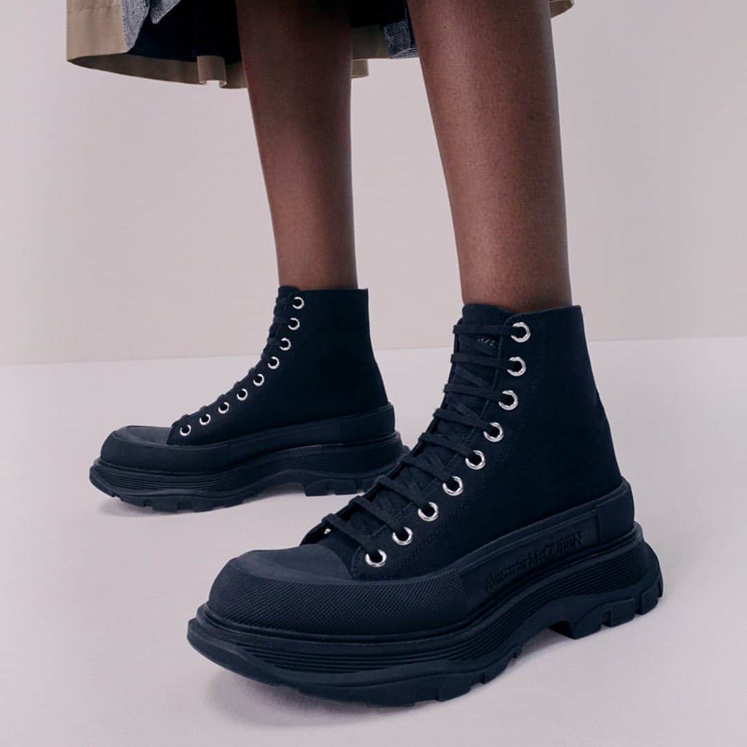 Saks Fifth Avenueのインスタグラム：「From statement bags to bold shoes, discover the latest from @alexandermcqueen's Autumn-Winter 2020 collection. #SaksStyle」