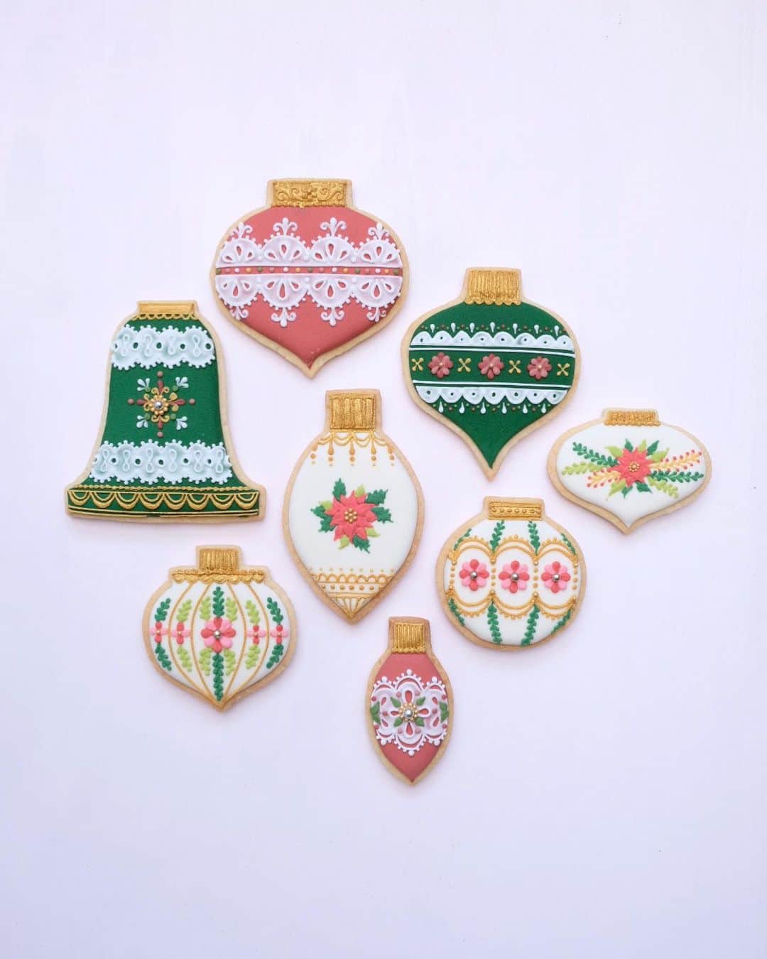 KUNIKAのインスタグラム：「Christmas ornaments cookies🎄〰︎  この前のインスタライブでデコレーションしたクリスマスオーナメントクッキー🎄 簡単にできるレース模様のご紹介でした デザインは手を動かしながらその時の感覚で生まれていきます🎨 次はどんなクッキー作ろうかな また改めて日時はお知らせしますね🧜‍♀️  #artofkunika」
