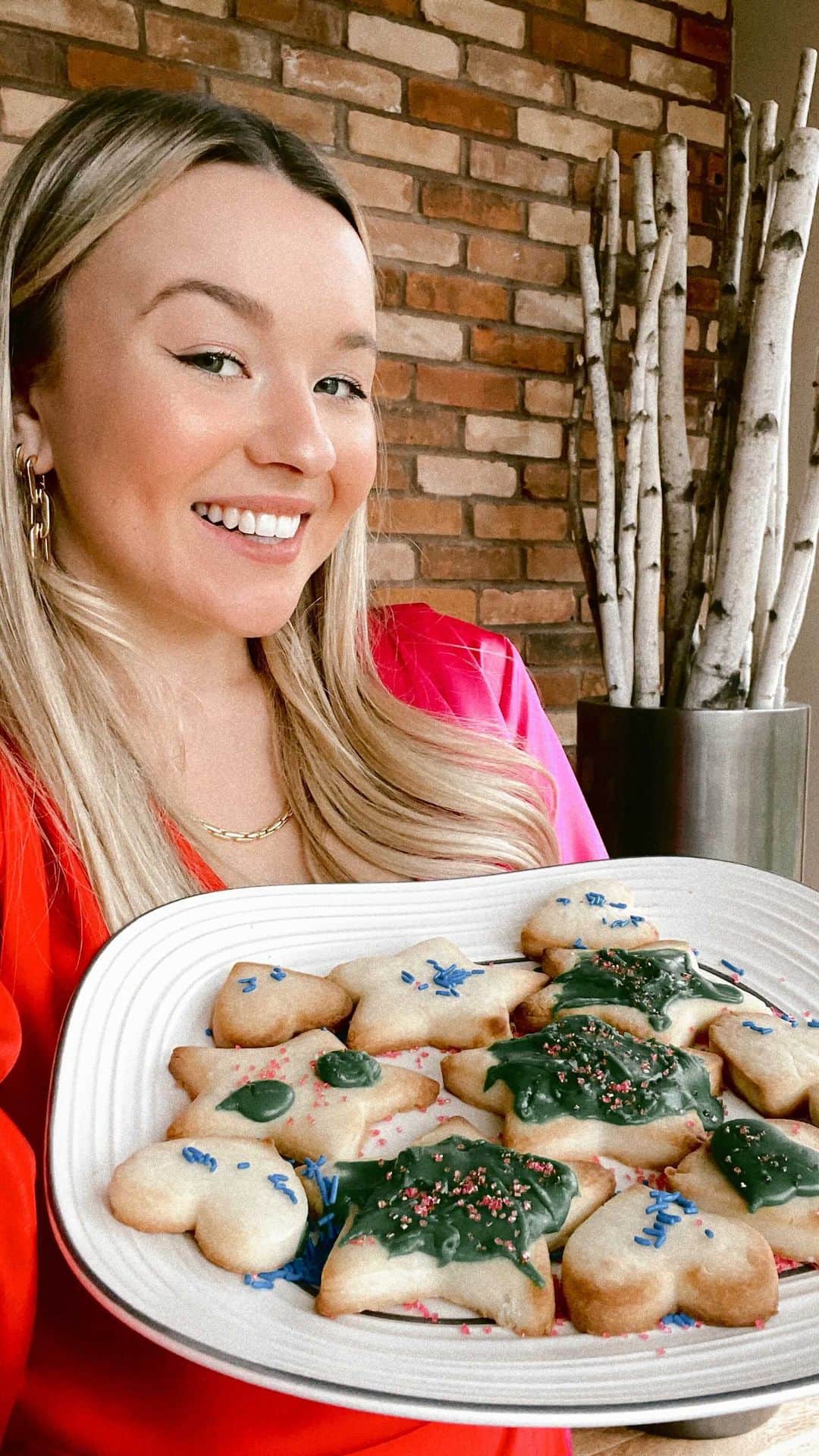 トーリ・ウェブスターのインスタグラム：「Looking for activities to keep you entertained this holiday season? 🎁💝 Try wreath & cookie decorating while blasting @Topsify Canada’s #MerryChristmas Playlist! 🎶This is the Christmas playlist you can’t live without over the holidays that features all your fave artists, with songs both old and new. Nothing like Sia - Snowman to keep you buzzing while baking and decorating! 🍪🥛Link in bio to fill your home with this cheerful playlist over Christmas break! #TopsifyMerryChristmas」