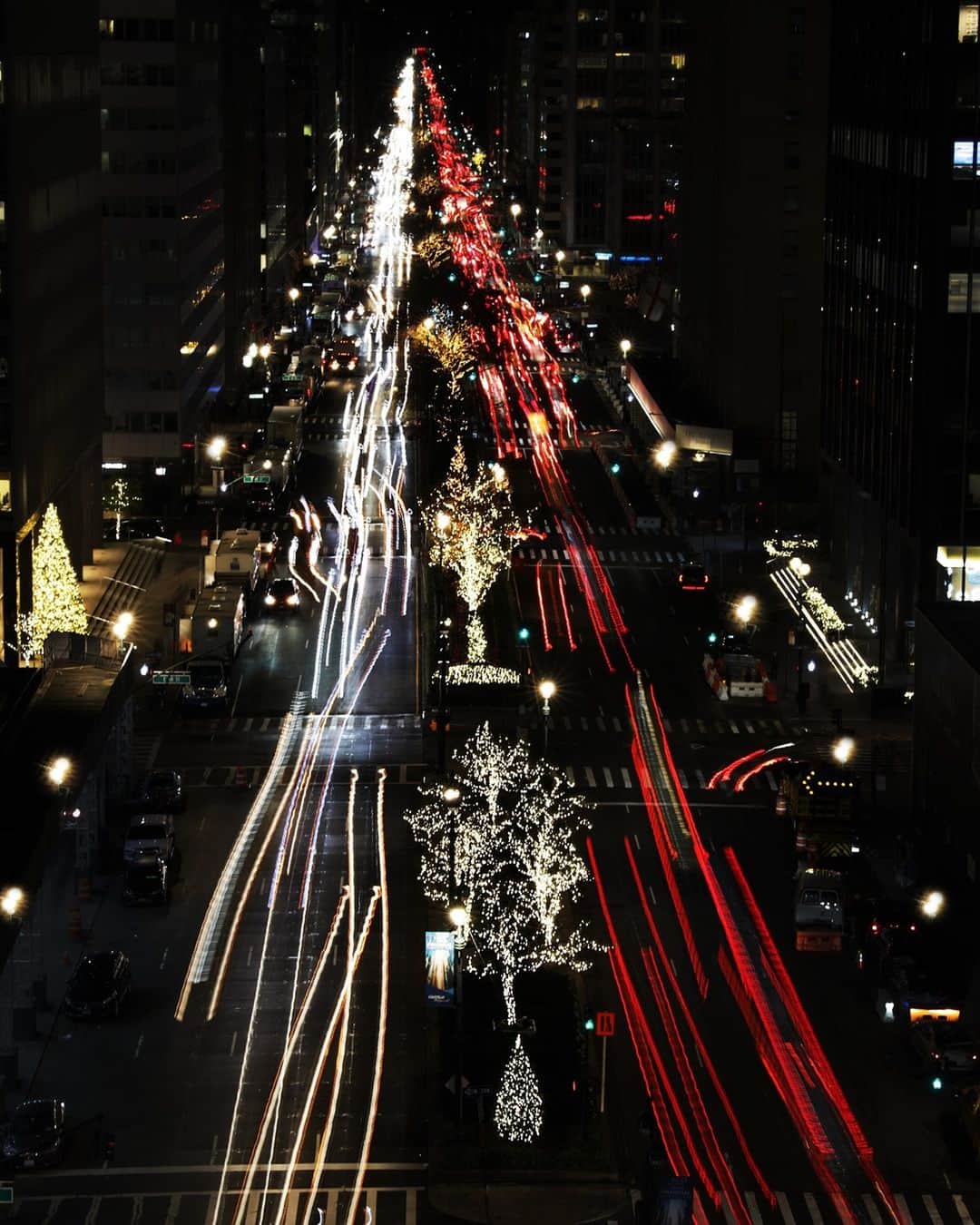Bloomingdale'sのインスタグラム：「A (not so) silent night 🎄🎶✨」