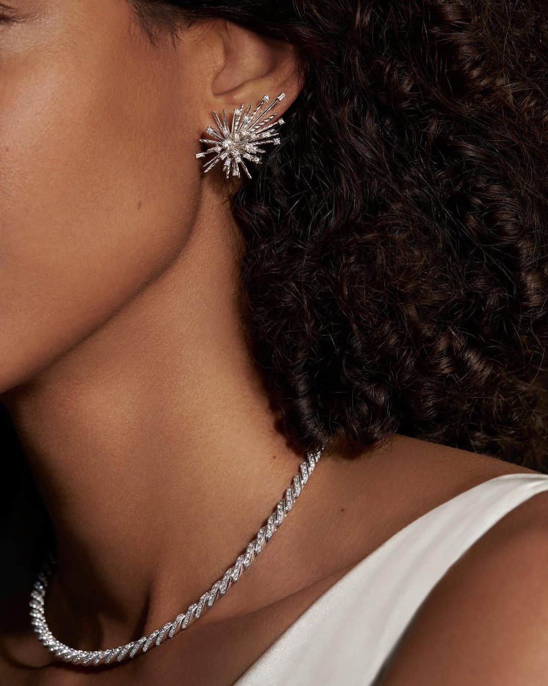 デビッドヤーマンのインスタグラム：「A burst of brilliance. #TaptoShop our Supernova earrings and Pavéflex necklace. #DavidYurman」