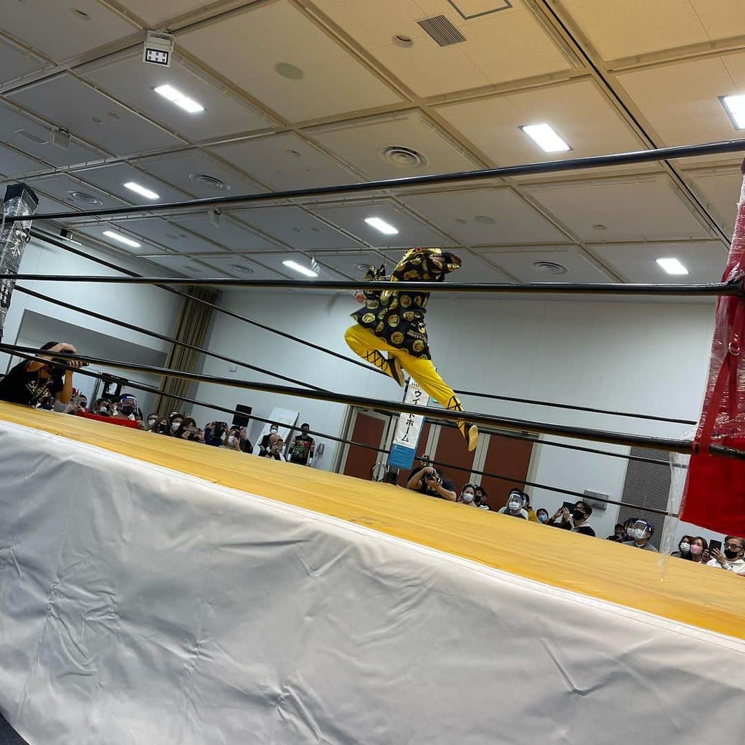 のインスタグラム：「大好きな地元3日目！今日は姪っ子ちゃん&ママとプロレス⭐️ そして、実家でみんなで夜は鍋🥳 みうちゃん、いっぱい作ってくれてありがとう！めっちゃ美味しかった！ 17liveでつながったmihoちゃんにもやっと会えたし💖素敵な1日になったわ🤩 #アンディーウー 選手 #舞がかっこよすぎる #sushi 選手もめっちゃ良い試合だった！ #17live がつないでくれたご縁 #ありがたい  #mihooo ちゃん、めっちゃ可愛かった😋 #クリステルチアリ  #電車のアナウンス だけやないよ。 #ハイカロリーズ 言うコンビやってます。 #キューピット芸人 #ゆっきーg子  #最高の相方  #関西最終日  #今日は楽しむ」