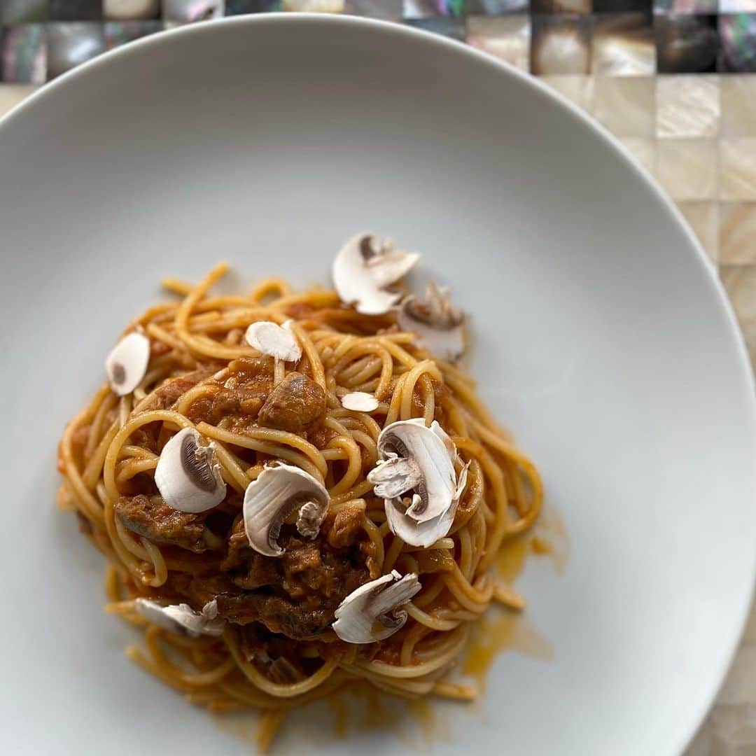 ポジリポのインスタグラム：「〜Weekly Pasta〜  【本鮪の自家製コンフィとポルチーニのポモドリーニ】  1日マリネし、ハーブオイルで低温調理した本鮪の自家製コンフィ ポルチーニとポルチーニの戻り汁を使用したトマトソース 仕上げにホワイトマッシュルームを散らしました。 フレッシュで酸味が感じられ特別感ある一皿です。  ・ ・ ・ 〜Weekly Pizza〜   【スペック エ ラディキオ】   今が旬のトレドスを使用 加熱した仄かな苦味が特徴で、少し葉先を焦がしプロヴォーラチーズと絶妙に絡めました。 相性がいい組み合わせで生地の味も全面に楽しませてくれるピッツァです。  ・ ・ ・ ※ランチタイムのチョイスでお選びいただけます ぜひ、お待ちしております！  #ポジリポ #ポジリポ沖縄 #沖縄ランチ #沖縄イタリアン #沖縄ピッツァ #沖縄パスタ #沖縄ワイン #沖縄グルメ #沖縄食材 #沖縄サンセット #沖縄夕日 #那覇空港 #沖縄旅行 #豊見城 #瀬長島 #ウミカジテラス #gotoキャンペーン #地域共通クーポン  #posillipo #okinawa #okinawatrip #okinawaitalian #okinawasunset #okinawalunch #senagajima  #tomigusuku #foodlover #foodie #goto #gotoeat」