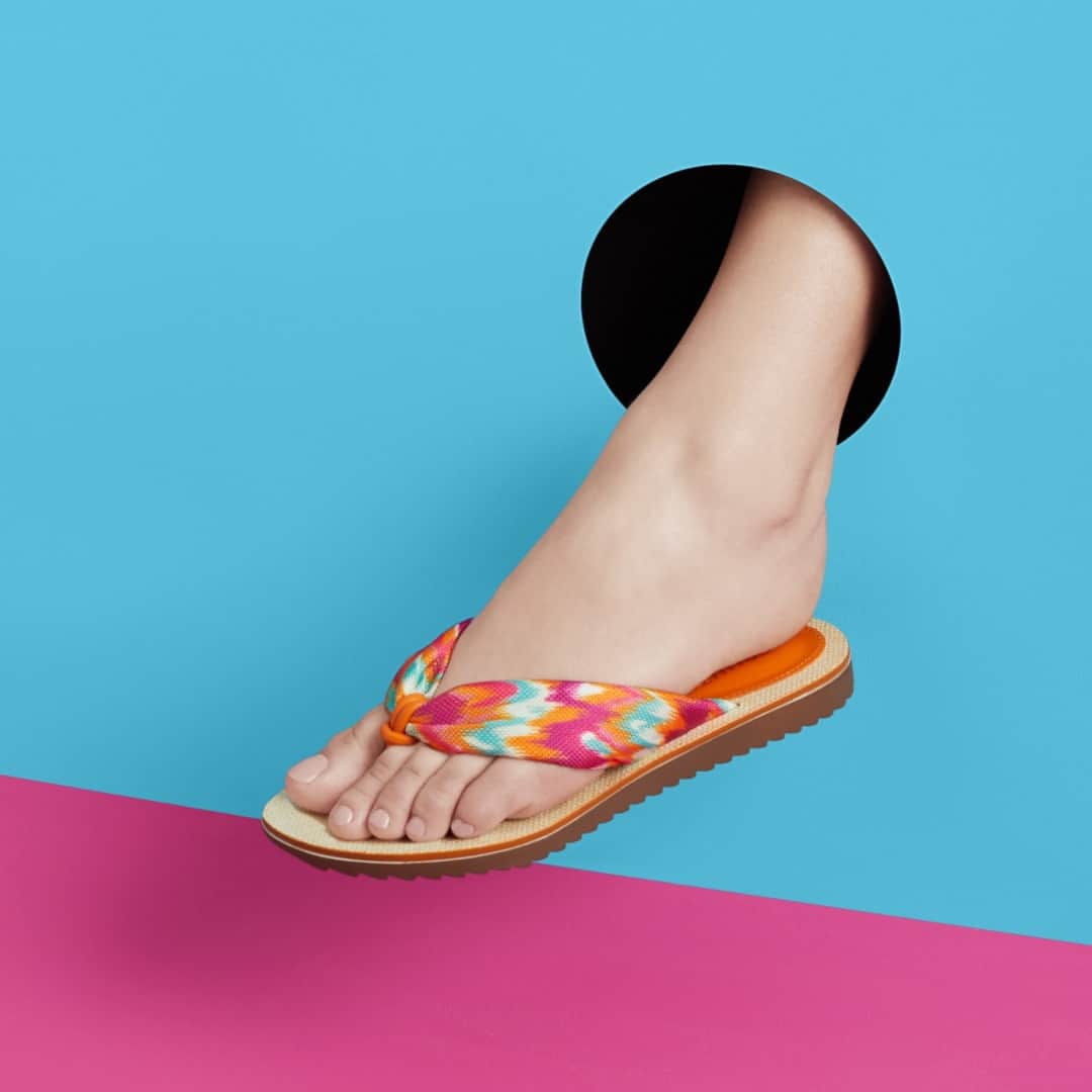 Schutzのインスタグラム：「TAKE SOME COLORS FOR A WALK ❤️ #schutzsummercolors」