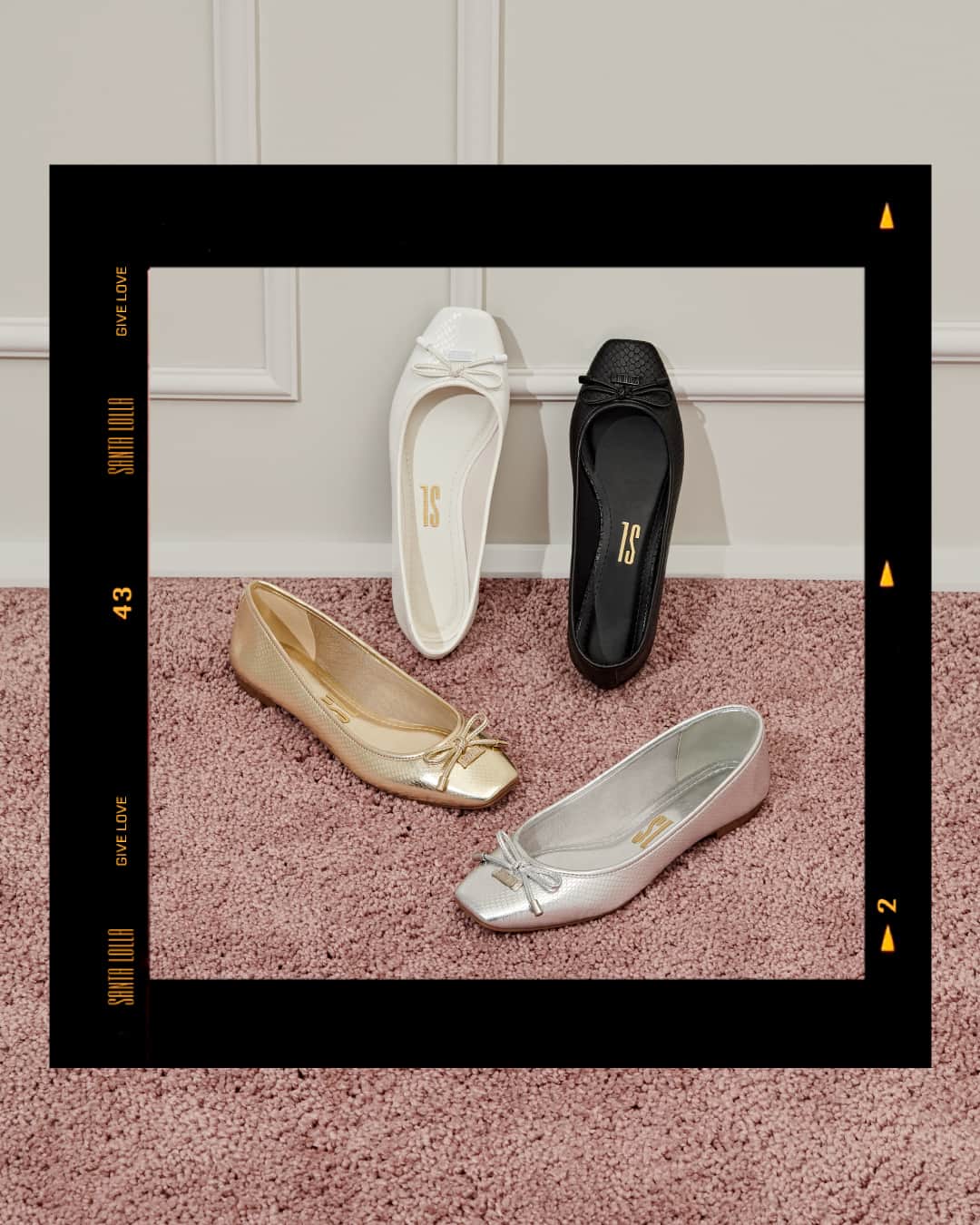 Santa Lollaのインスタグラム：「Do final de semana ao office look, as sapatilhas circulam por todos os ambientes. Queridinhas pelo seu conforto e praticidade, elas ganham nova versão com bico quadrado e textura shiny snake. Você vai de P&B ou tons metálicos? [ R$129,90 cada ] #santalollaverao21 #letsparty #shiny #balletflats」