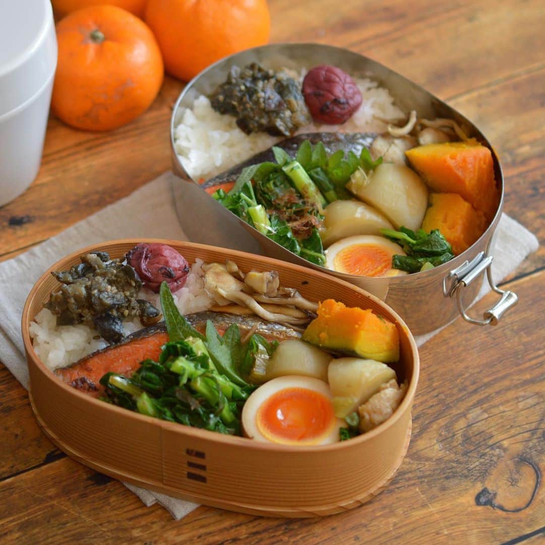 yukiyoのインスタグラム：「2020.12.21* ・ 今日のお弁当 ・ 茄子味噌、梅干し 焼き鮭 味玉 油菜おひたし カブとお揚げ煮たの 舞茸炒め 塩茹でかぼちゃ ・ みかん1人3個 お湯を入れるお味噌汁 ・ ・ 今年のお弁当もあと1週間 年賀状やら掃除やら （前に言ってた年賀状は父の） まだまだやらなきゃな事が満載ですが とりあえず 今日も健康に生きてて良かった。 ・ ・ #今月の検査結果も問題無し #しかしエコー受けると高いわ〜 ・ #お弁当 #obento #bento #lunch #lunchbox #onthetable #japanesefood #暮らし #曲げわっぱ #lin_stagrammer #ロカリ #おうちごはんLover #マカロニメイト #IGersJP #フーディーテーブル」