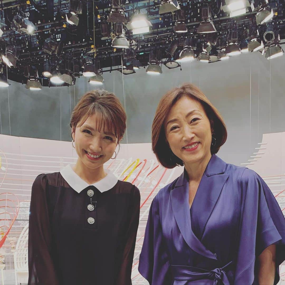 のインスタグラム：「昨晩はMr.サンデースペシャルでした。 終了後、三田友梨佳アナと。かわいすぎ。😍 衣装はMarina Rinaldi の光沢あるブルー。一歩間違えばガウンですが。😊 でも昭和生まれがすぐに想像したのは中森明菜さんのDESIRE。 楽屋で、あれ、どんなポーズだったっけと。  昨晩は木村拓哉さんがスタジオご出演。 そりゃ当然めちゃカッコいい方でしたが、同時に360度どこから見ても自然に姿勢が美しい方でした。特に足裏3点に均等に力が入っておられるようで、そういうところやっぱり見ちゃいます。」