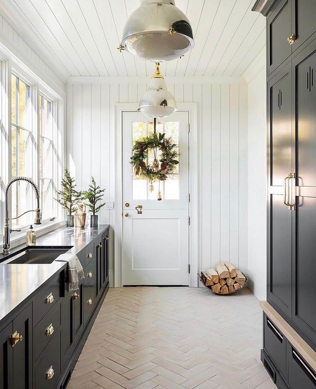 Homepolishのインスタグラム：「‘Tis the season for the perfect greenery and exquisite natural light.  Interior design by @studiomcgee .」