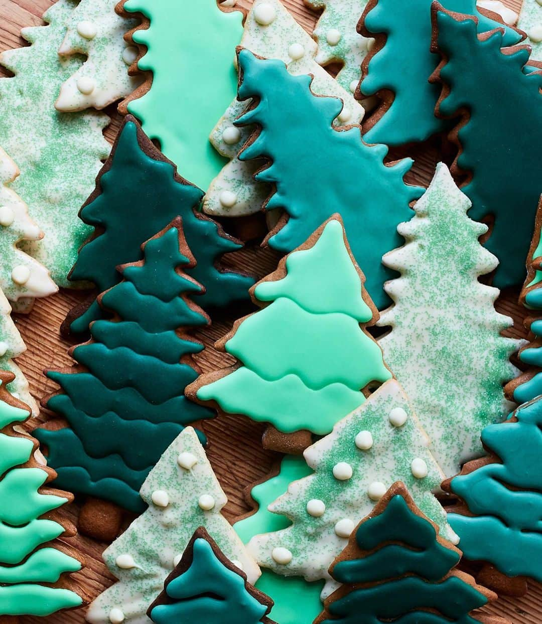 マーサ・スチュワートさんのインスタグラム写真 - (マーサ・スチュワートInstagram)「Royal icing and green sanding sugar added texture and whimsy to these gingerbread trees at @marthastewart48’s cookie party last year. Bake a batch of these evergreens and set them out for Santa this Christmas! Visit the link in bio for the recipe featured in our December issue. 📷: @johnny_miller_ food styling by: @jessdamuck @moll_doll23 prop styling by: @tanyagraff1」12月21日 9時11分 - marthastewart