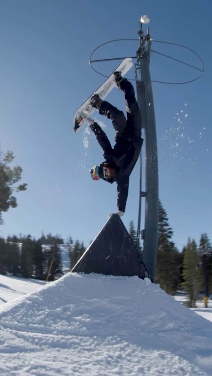 アナログクロージングのインスタグラム：「Sunday stretch with @travelindan  🎥: @russell69  Link in Bio for the full Tahoe edit. #Snowboarding #Burton」