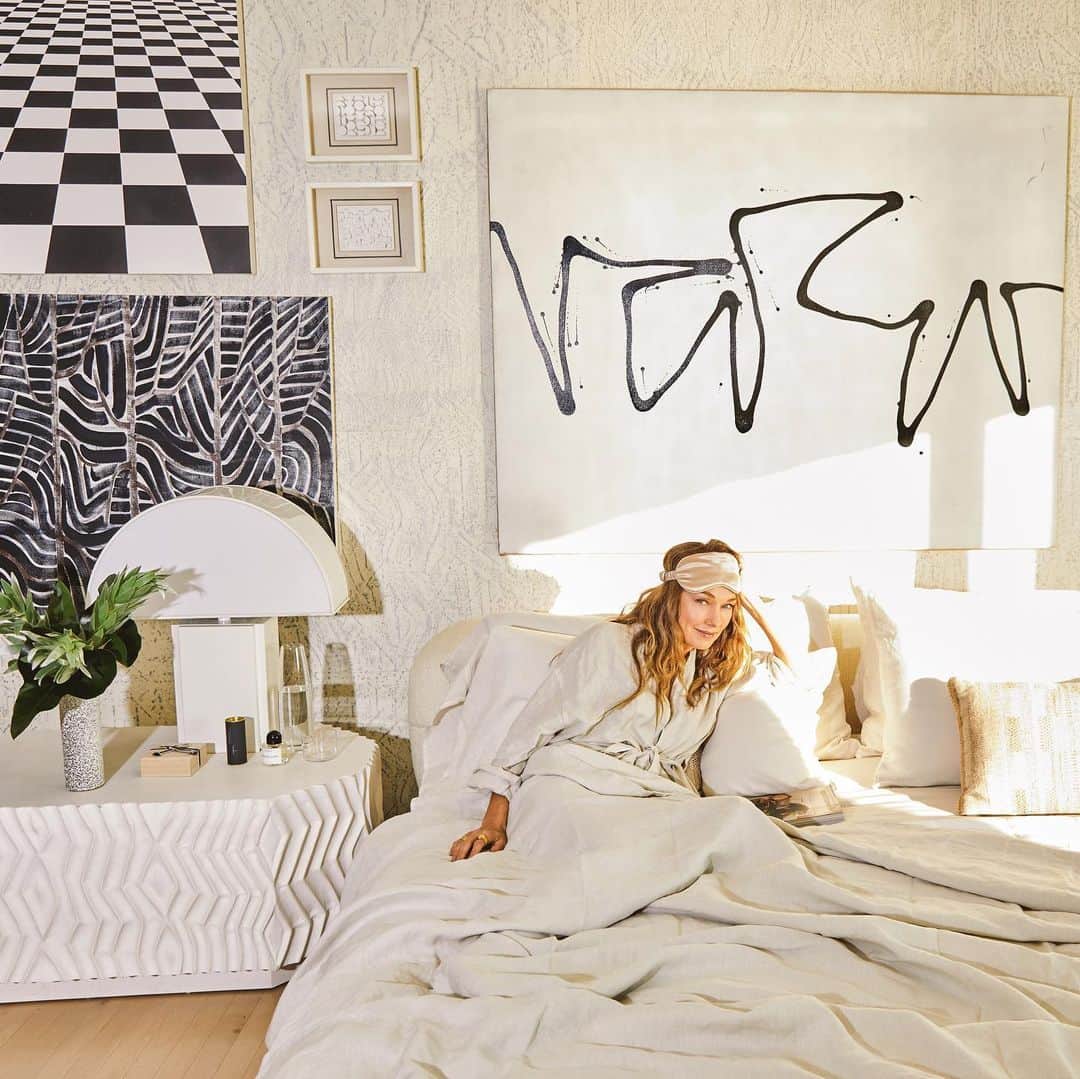 ケリーウェアスラーのインスタグラム：「BE MY GUEST. Hosting over the holidays is bound to be a very different experience this year. Instead of large parties and extended family gatherings, entertaining will be a much more intimate affair reserved for our nearest and dearest. That means focusing attention on the spaces in which they’ll stay: the guest bedroom and bathroom.  There are so many ways to make guests feel special, such as preparing the nightstand with beautiful glassware, incense, and a favorite @officialbyredo perfume. I also like to leave small gifts to make their stay as comfortable as possible, like a silk sleep mask from @slipsilkpillowcase. Little details and personal touches will make your guest feel extra LOVED. XK」