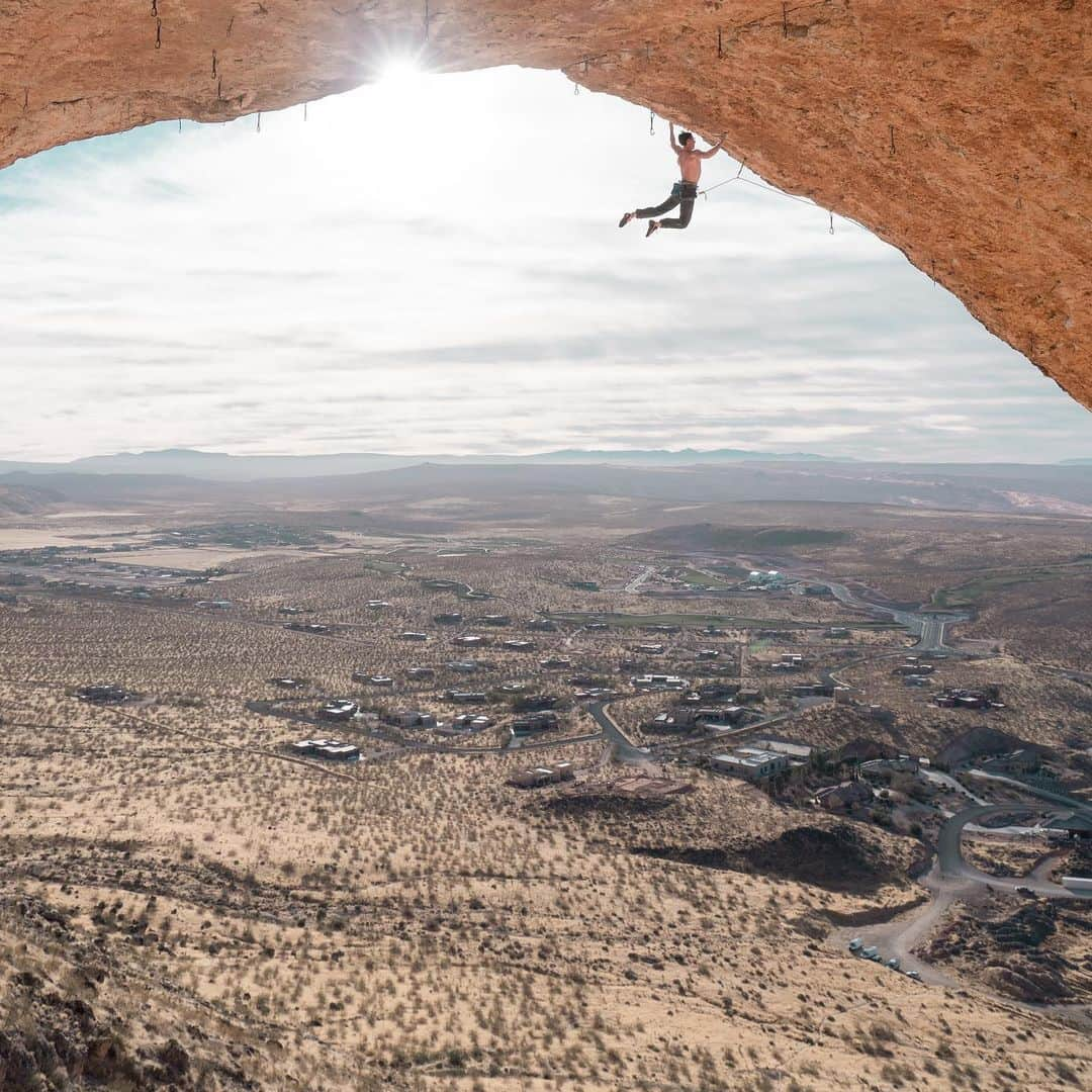 ジョー・キンダーのインスタグラム：「Great times out here this season. @drumack5 and I have teamed up session after session on boulders, new routes and old projects... A lotta laughs and geeking but also taking it seriously at times and sending like Dru is in this shot taken by @frietzphoto.   I’m grateful.   This route is Peregrination/Visitor Q, 8b+/c, and was bolted by the well respected @perkinstodd when we first started developing this dirty-ass-cave. At the time it was the most badass looking line as it had tufas, a gradual angle and beautiful colors. In 2008 I sent it with Todd’s permission and The Hurricave was up and running. For years it was just 4 of us climbing up there. It became a spot I was able to teach myself how to bolt. I could screw up, learn from my mistakes and not get shamed. I could be alone and take my time to equip some of the hardest routes of my career and even some of the best in the country. Those are some great memories and I know it was for the few of us that climbed there. It’s been a privilege to climb up there and we’re all very fortunate to have zero issues even being located behind a neighborhood. Fast forward to now... the cave has become a popular spot and literally reaches max capacity almost daily (global pandemic or not). I’m proud of it but also overwhelmed at times. What was once our backyard crag is now a high-end rock gym. I’m doing my best to maintain it and clean up after people but only one person can do so much.  The influx of the climber population is real. It’s happening and only growing. I’m pleased to see folks enjoying the cave but it’s also a responsibility for all of us to do our part when climbing at a crowded crag. Wear a mask, keep your distance, piss way-outside the vicinity, pick up your trash, don’t camp in the spots that literally have signs that read “no camping”, be respectful of one another, etc. I’m not trying to preach, I’m only trying to remind. We want our crags and bouldering spots to stay access friendly, with good vibes and to avoid issues of any kind. It’s all of our doing and it’s not hard to play the game. Love ya’ll and thanks for reading.」