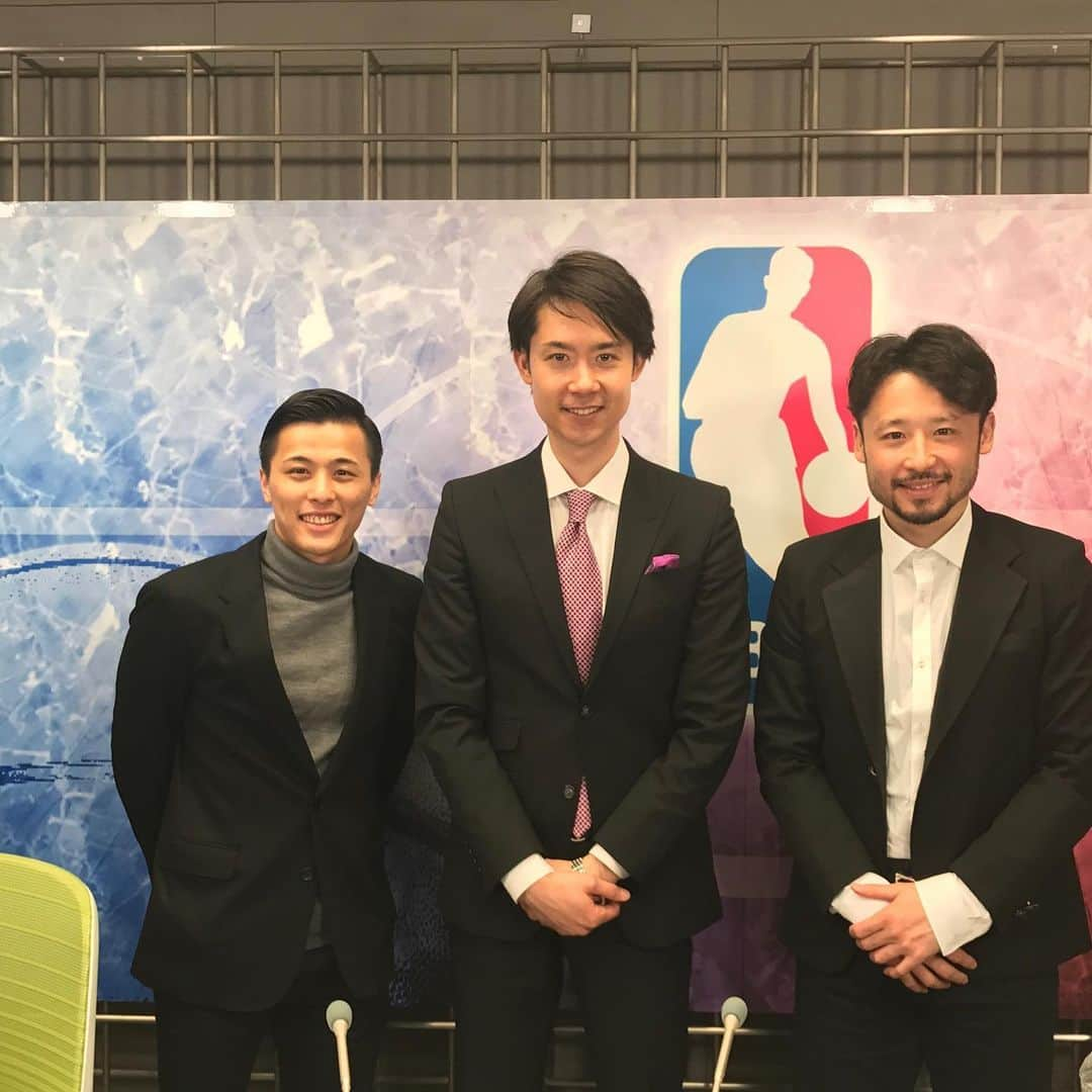 田淵裕章のインスタグラム：「NBA実況を担当している時の、感激の一枚。 日本バスケ界のスーパースター 田臥勇太選手と、日本代表の 司令塔、富樫勇樹選手をゲストにお迎えし中継させて頂きました！幸せな時間でした！  #田淵裕章 #フジテレビアナウンサー #NBA #田臥勇太選手 #富樫勇樹選手 #Bリーグ」