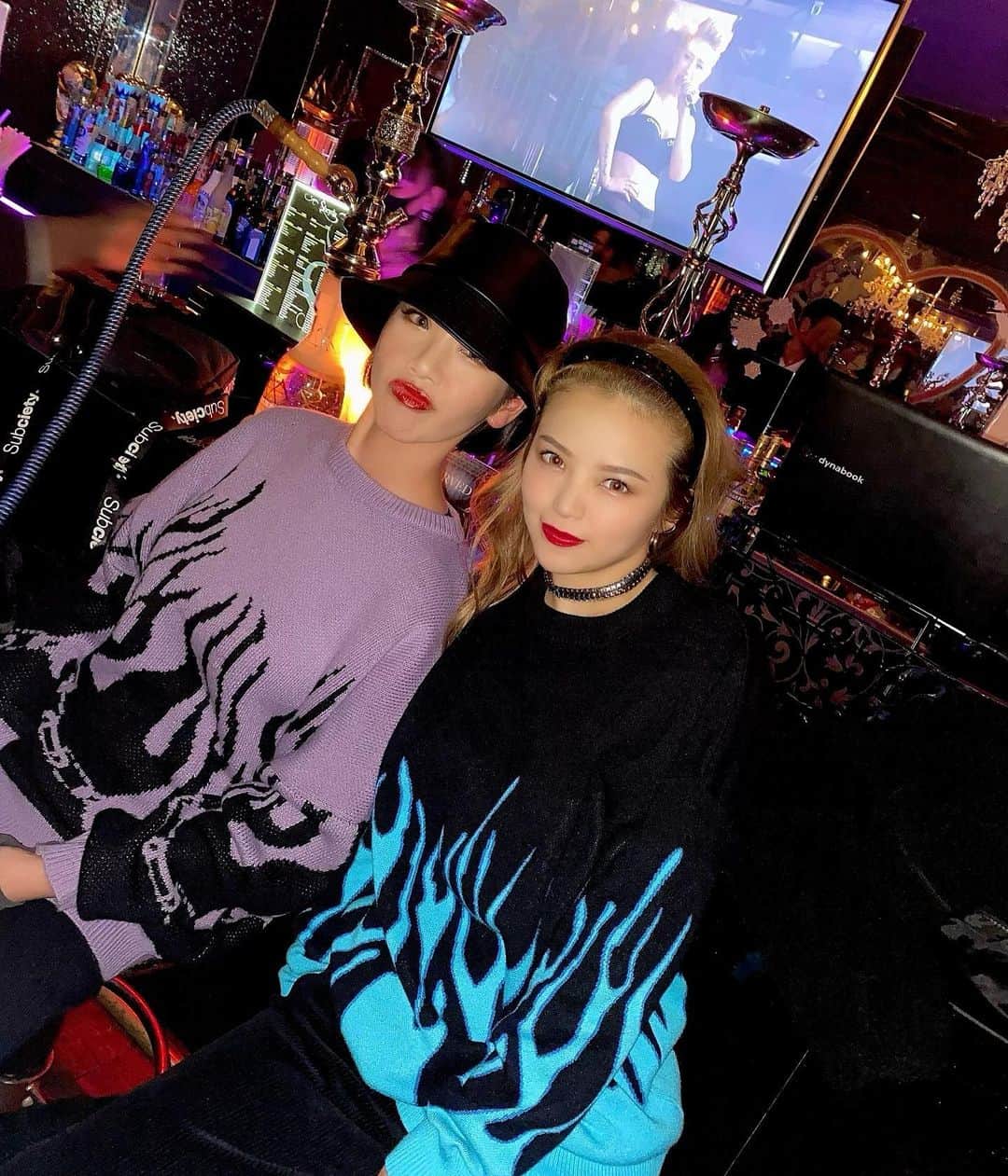 Yukkyのインスタグラム：「おそろっち💜🔥💙🔥 . . . . . #showgirl#dancer#japanesegirl#girl#sister#twins#instalike#instafashion#instadaily#lfl#fff#hiphop#trap#anime#xmas#christmas#shisha#chill#tokyo#双子コーデ#強め#ツインズ#クリスマス#年末#休日#休日の過ごし方#シーシャ#六本木」