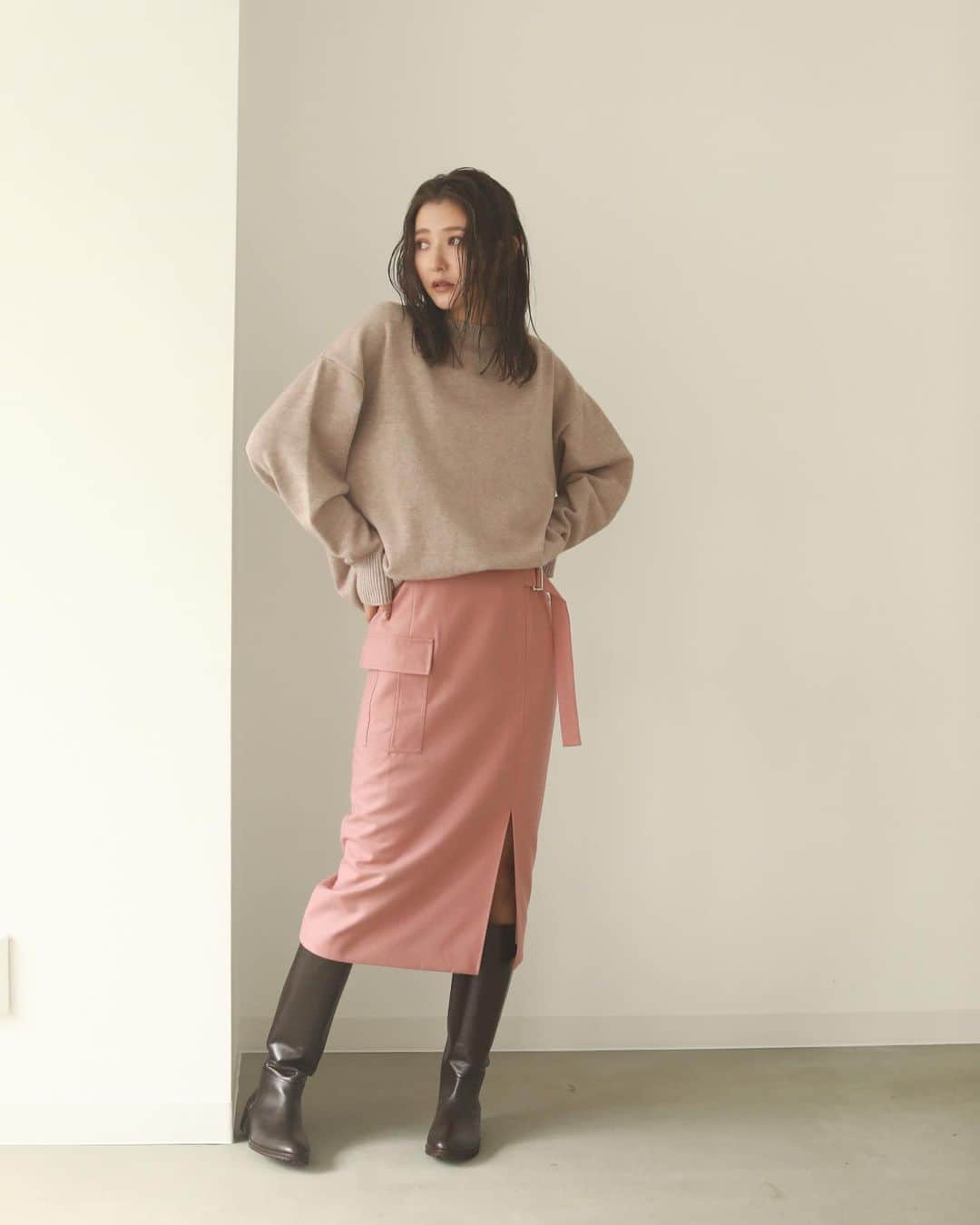 美優さんのインスタグラム写真 - (美優Instagram)「miilean  2020AW  冬の新作アイテム﻿ ﻿ ウエスト周りのデザインが綺麗なので﻿ インして着るのもオススメです☺️﻿ カラーは絶妙なクスミカラー。﻿ ﻿ 【side belt skirt】﻿ サイズ/S・M﻿ カラー/pink・brown﻿ ¥10,000﻿ ﻿ 身長/168cm﻿ @miilean_official ﻿ #miilean #miilean_item #miilean2020AW」12月21日 9時34分 - miyu11_20