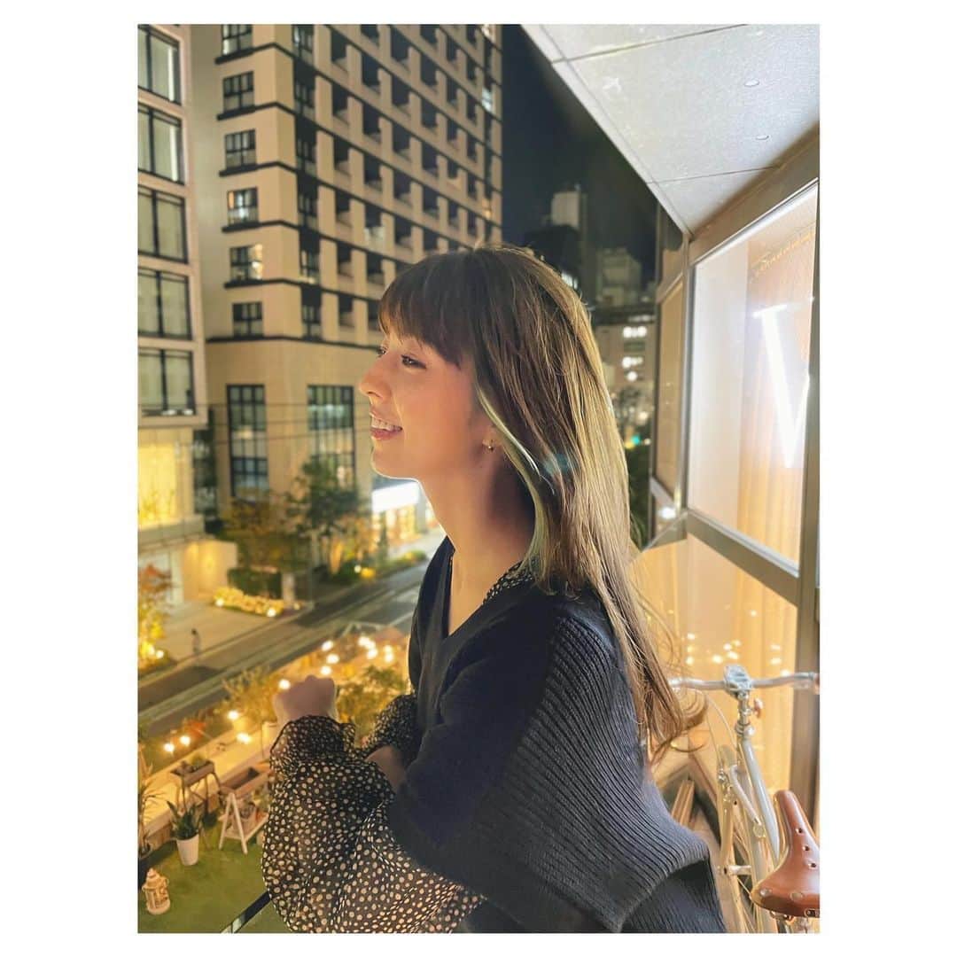 前原穂高のインスタグラム：「オリジナルカラー✨でインナーカラーを🌈 たっぷりレイヤーも入れて、イメチェンstyle💇‍♀️  @yurinayanagi__  @violet_hairsalon   #美容室Violet #表参道ヘアサロン #表参道美容室 #表参道美容院 #インナーカラー #レイヤーカット #オリジナルカラー #水トリートメント #韓国パーマ #韓国ガール #ふんわりパーマ #韓国美人 #20代ヘアスタイル #韓国ヘアスタイル #韓国ヘアアレンジ #根元パーマ #韓国ヘアー #40代ヘアスタイル #30代ヘアスタイル #ヨシンモリ #韓国トレンド #韓国風 #韓国スタイル #韓国ヘア #韓国女子   12月前原穂高店舗出勤スケジュール  🗼→表参道店 ⚓️→横浜店  12月21日(月)🗼 12月23日(水)🗼 12月24日(木)⚓️ 12月25日(金)🗼 12月26日(土)🗼 12月27日(日)🗼 12月28日(月)🗼 12月30日(水)🗼 12月31日(木)🗼」