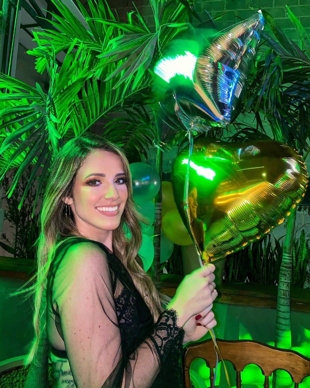 ナターリア・ガウジオのインスタグラム：「Parabénsssss pra mimmm!! O fim de semana foi tão intenso e cheio de alegrias pra mim, que eu nem tive tempo de postar... Aproveitei pra viver cada minuto intensamente!! Nem acredito que mesmo num ano tão difícil e diferente eu consegui realizar tantas coisas, amadurecer, aprender e evoluir tanto!! Sou muito grata por mais esse ano de vida que apesar de ter sido cheio de obstáculos, também foi cheio de vitórias!! Muito obrigadaaaa a todos que me enviaram mensagens de carinho e todos que fizeram parte desse ciclo junto comigo!! Inicio um novo ciclo carregando comigo todos que querem somar, que agregam e que realmente estão do meu lado pra TODOS os momentos, que me colocam como prioridade assim como eu coloco todos que eu amo!! Valorizo muito quem realmente se importa e faz questão de estar ao meu lado, não importa como e mesmo que de longe, aqueles que se fazem sempre presentes!! Viva a reciprocidade!! Muito felizzzz, Obrigadaaaa Deus!! 🙏🏻🥰✨🎉🎆😍🎂🎈🎁❤️ #bday #party #happiness #faith #newme #2.8 #love #updue #peace #happybirthday #grateful #friend」