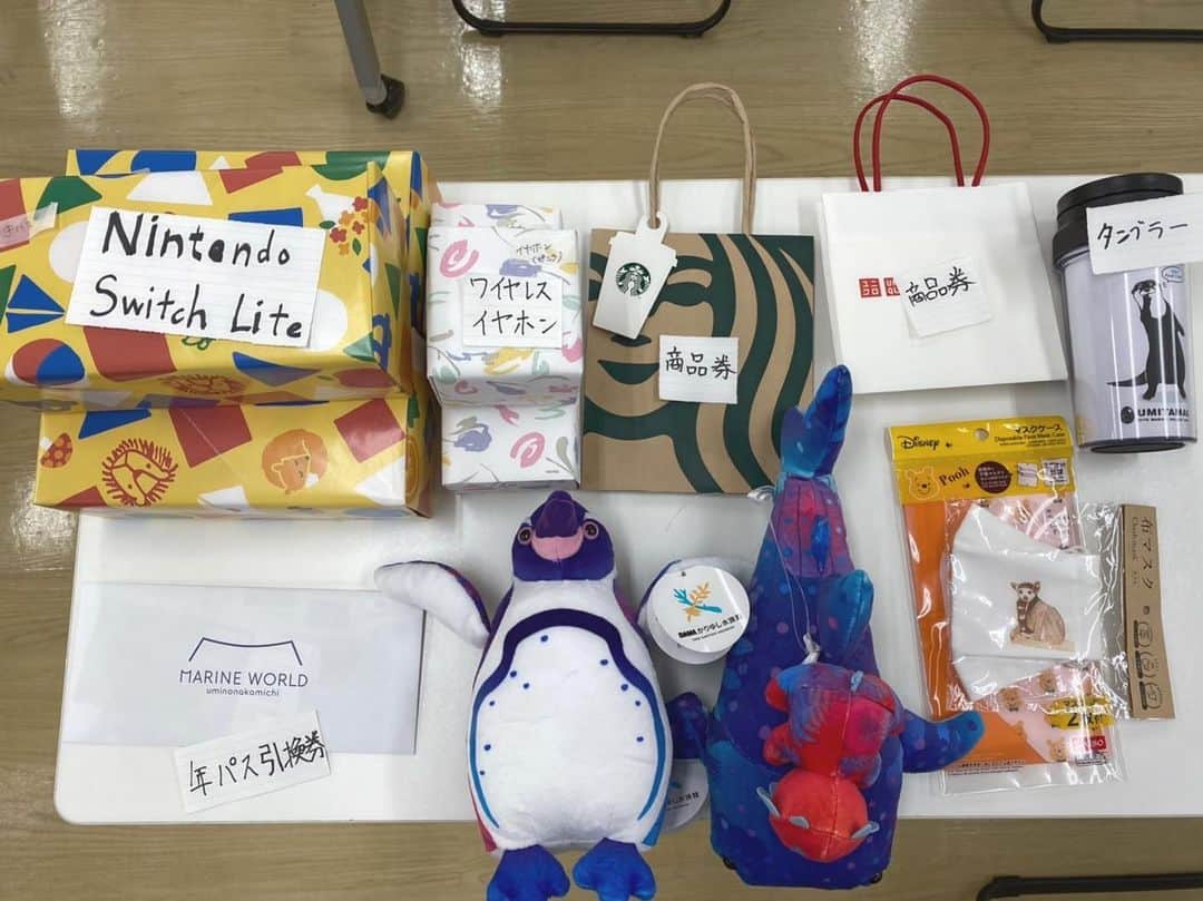 【公式】福岡ECO動物海洋専門学校のインスタグラム：「学生の皆さんこんにちは！ 学友会執行部です👧🏻 ついに本日クリスマスイベント開催！ 皆さんが楽しみにしてる抽選会についてお知らせです！！ 抽選の景品は…… トートバッグや、布マスク、タンブラーやぬいぐるみもあります🎁 そして…まさかの……！！！ 任天堂のSwitch lightも！？  色んな景品を用意してます💗 是非参加してね〜😉」