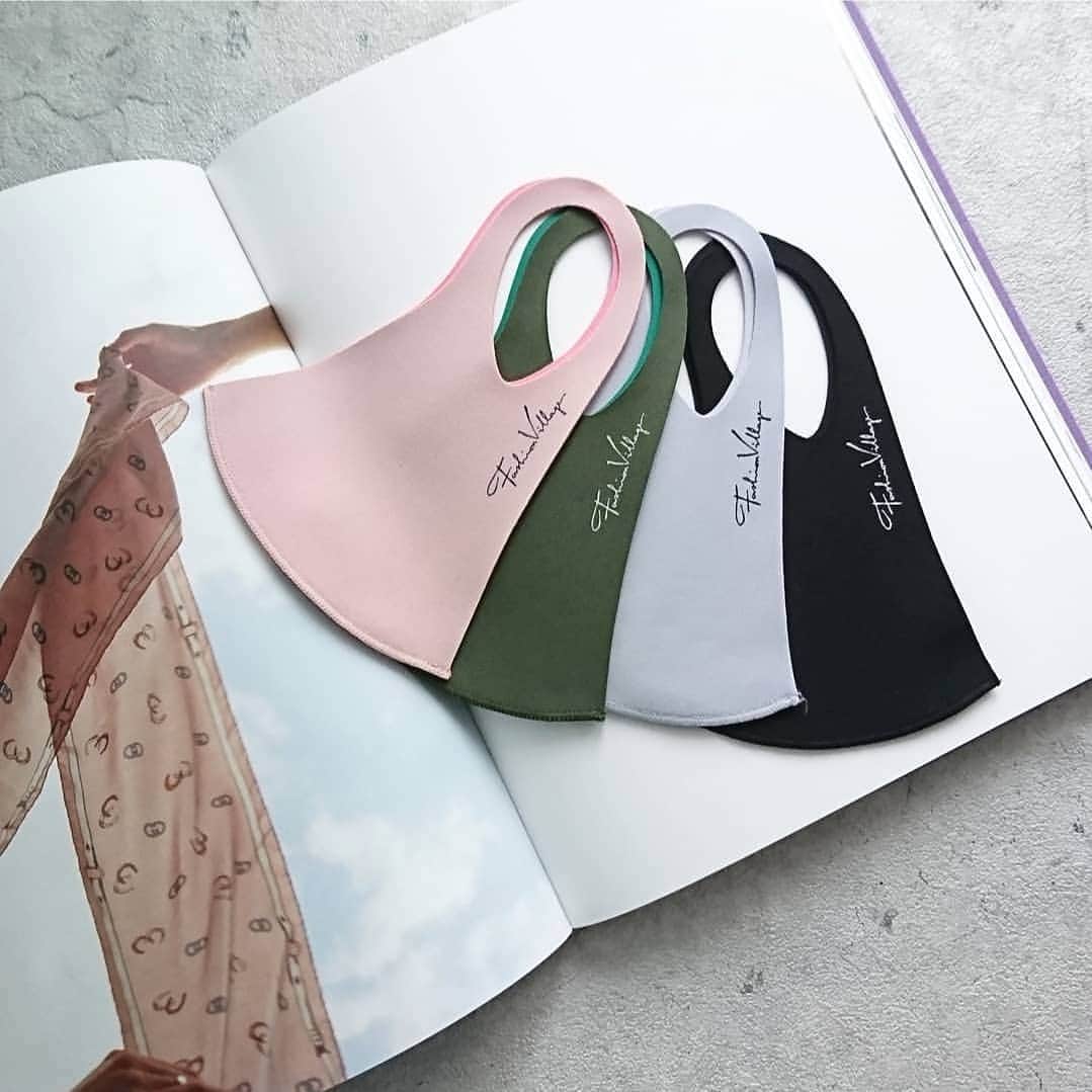 のインスタグラム：「. リピした @fashionvillage_official  の ウォッシャブル3Dマスク🎭  これ通常のポリエステルより 丈夫で長持ちするの👑 . ペコペコしないし、 ストレッチ抜群で 柔らかくて耳が痛くならないのがｲｲ！ . カラーは9種類 色によってはバイカラーになってるよ サイドのロゴもオシャレ👯‍♂️💕 . #ウィルス対策 #UVケア #防菌防臭加工 #吸収速乾マスク と機能性もバッチリ🖤 . この他にもデザイン豊富な マスクがたくさんあるよ～👯‍♀️  ストーリーズにも はったので見てみてね☺️ . #マスク#3Dマスク#コロナ対策#デザインマスク#ロゴマスク#オシャレマスク#マスクコーデ#小顔効果 #大人可愛い #大人女子#大人カジュアル#大人シンプル#ママコーデ」