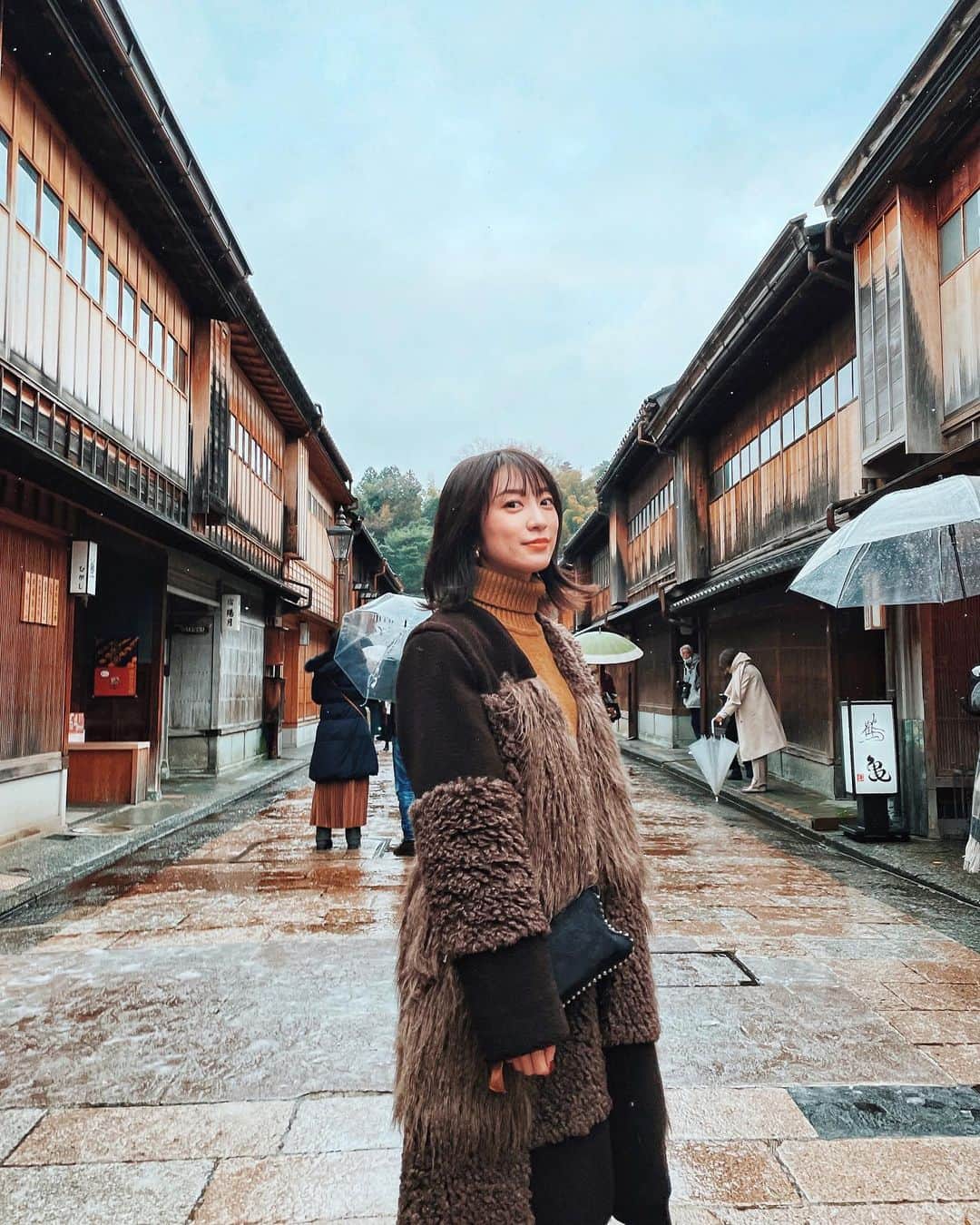 瀬口かなのインスタグラム：「﻿ ﻿ 今シーズン初雪は金沢で☃️❄️﻿ ﻿ 金沢の人はみんなあったかいです🙏💛﻿ ﻿ ﻿ 東茶屋街素敵だよね〜。﻿ ﻿ いろんなお店行きたすぎて﻿ この日だけで６件もハシゴの旅してた🍣🍶﻿ ﻿ ﻿ 撮影の時だけマスク外してます😷  #東茶屋街 #金沢旅行 #金沢 #金沢観光 #金沢駅 #ひがし茶屋街」