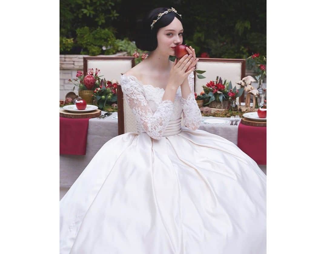 ♡プラコレWedding·⋆*さんのインスタグラム写真 - (♡プラコレWedding·⋆*Instagram)「@placolewedding【#DRESSY花嫁 】 【#プラコレ】をつけて投稿&フォローしてね♩ . ＝＝＝＝＝＝＝＝ . 本日、12月21日は ディズニーの王道プリンセス 『白雪姫』と七人の小人の スクリーンデビューの日🍎  白雪姫にインスピレーションを受けた Disney wedding dress 5th correctionの ドレスをご紹介いたします✨ みなさまはどのドレスが お気に入りですか…？  記事もチェックしてくださいね✔︎ https://bit.ly/3h3NXii ＝＝＝＝＝＝＝＝ 👗photo by... @kuraudia.weddingdress さん . ＝＝＝＝＝＝＝＝ 『#DRESSY花嫁』『#プラコレ』の ハッシュタグをつけて写真をUPしてね✦ 花嫁アプリ『DRESSY by プラコレ』の 記事に掲載＆リグラムされるかも♩ . みなさまからのいいねや保存 コメントをお待ちしています❤️ 「このウェディングドレス可愛い！」 「ヘアスタイルも気になる！！」 「今の花嫁さんの流行りは！？」etc. . ＝＝＝＝＝＝＝＝ 花嫁アプリでは、 プロのアドバイザーに結婚式の相談を何度でも♡ ウェディングドレスの記事や、 自分のウェディングレポを残せちゃう♡” . ＞＞＞TOPのURLからcheck ⋈ @placolewedding ＞＞＞結婚のご相談は プラコレウェディングアドバイザーへ♡ @wedding_adviser ＞＞＞ウェディングレポを残したいなら、 farny by プラコレをcheck ✎ @farny_wedding ＞＞＞ウェディングアイデア＆DIYは ドレシーアイデアcheck ❁ @dressy_idea >>>素敵なドレスに出会いたい花嫁さま♡ @dressyonline_をcheck . ＝＝＝＝＝＝＝＝＝＝＝＝＝＝＝＝ . #プレ花嫁 #卒花 #花嫁 #卒花嫁 #結婚 #結婚式 #結婚準備 #花嫁準備 #weddingtbt #2021冬婚 #2021春婚 #ウェディングドレス #カラードレス #ドレス試着 #試着レポ #披露宴 #お色直し #ディズニープリンセス #ドレス迷子 #プリンセスライン #ドレス #FTW #ディズニーウェディング #白雪姫 #ディズニードレス #ディズニーコレクション」12月21日 10時06分 - placole_dressy