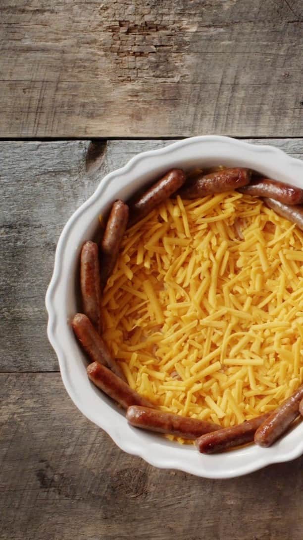 ジョンソンヴィルのインスタグラム：「Deck the buffet with Sausage Crusted Quiche! Tis the season to serve up holiday flavor that will leave you and yours feeling jolly and fa-la-la-la-full.」
