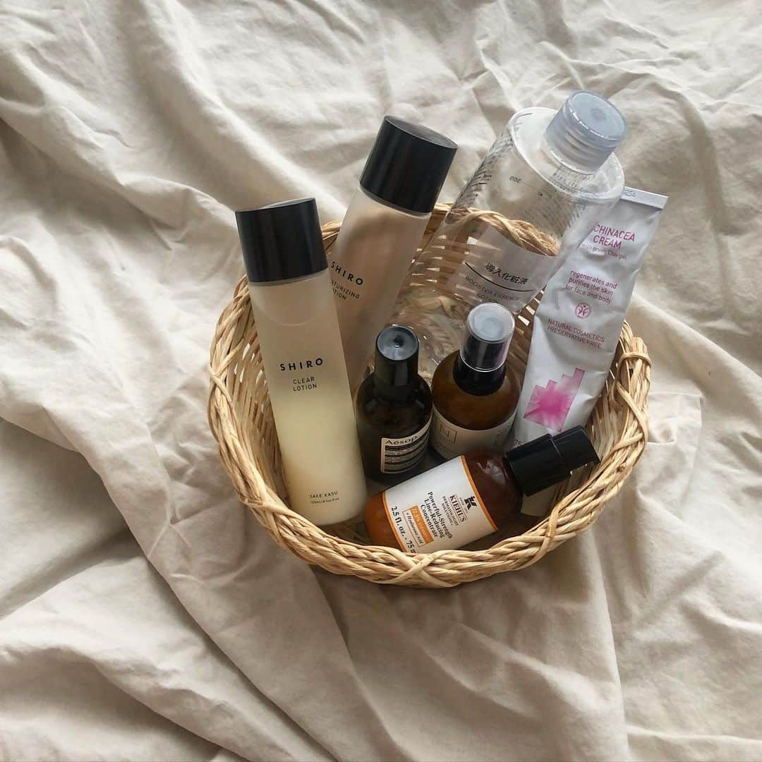 MERY BEAUTYさんのインスタグラム写真 - (MERY BEAUTYInstagram)「.⁣ お気に入りコスメは #カゴ収納 でスッキリまとめちゃお🧺♡ .⁣ 毎日使うコスメやレギュラースキンケアアイテムは、カゴの中に分かりやすく収納してみてはいかが？⁣ こちらの投稿では、メイク道具や化粧水、柔軟剤などのまとめ方を紹介しています💗 ぜひ参考にしてみてくださいね。⁣ .⁣ ❤︎photo by @_kana88_ @ymsk105 @my.lily___⁣ .⁣ MERYでは他にも「かわいい」に近づくさまざまな情報を発信しています。⁣ @mery.jp かわいいに近づく情報をたっぷりご紹介！⁣ @mery_spot 話題のカフェやお出かけスポット情報をお届け♡⁣ @_meryshop_ MERYセレクトの可愛いアイテムがたくさん⁣⁣ こちらもぜひチェックしてみてください！⁣ .」12月21日 10時00分 - mery.beauty