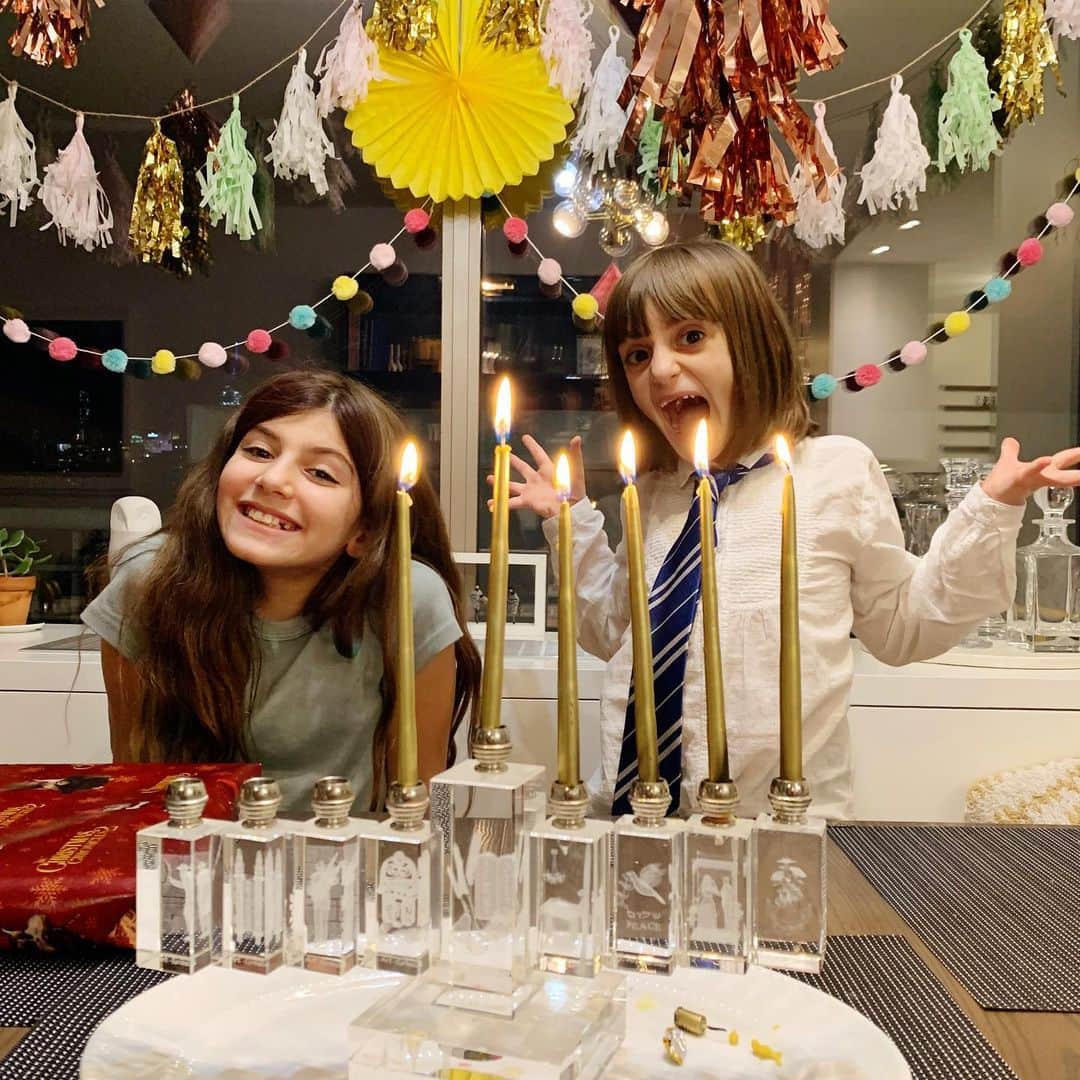 Ilana Wilesさんのインスタグラム写真 - (Ilana WilesInstagram)「Hanukah is over but I wanted to post a few of my favorite photos taken over the eight nights. The first photo was a day Mike made us dress up and cooked a whole fancy meal. He wore a tux for the occasion. If you haven’t seen your husband wash the dishes in a tux, I highly recommend it. Quite the Hanukah gift! Next you’ll see our family’s virtual menorah lighting party. Not one but two people almost caught on fire on the call! Uncle Mikey got his hair singed and Harlow burned the plastic bag holding her Hamilton stickers when she tried to show everyone her gift. As for the presents... Mazzy’s Among Us plushies, mini food clay kits and custom Frankie pillow were the big winners. For Harlow, it was her Hamilton t-shirt, the Strong Girls edition of  Ordinary People Who Change the World, and her @kamalaharris doll. I gotta say-  two big pluses about Hanukkah is that you know exactly how many presents you need to give and mom gets all the credit. 👍🏻 Noticeably missing from this album is Harlow dancing to “Puppy for Hanukah” while MAZZY rolls her eyes. I gotta make a reel of that or something! All in all, a fabulous holiday. And it’s weird, but this is the first year that my girls have made it clear that they prefer Hanukah to Christmas. I think they understand that this is the holiday that’s really ours. 🕎🎁🎉」12月21日 10時03分 - mommyshorts