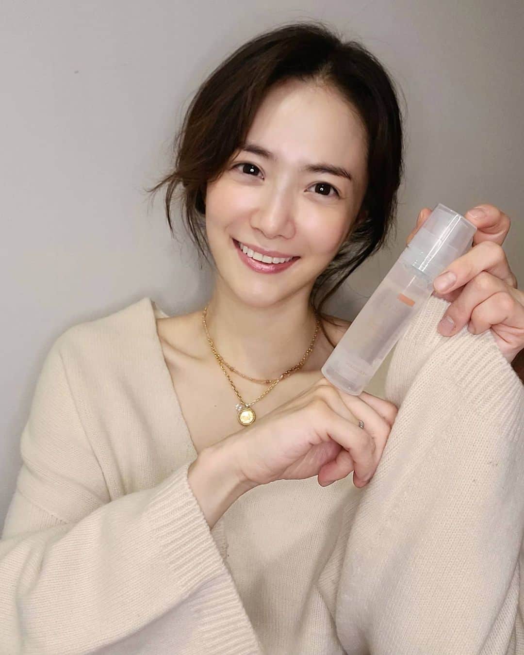 ユ・ハナさんのインスタグラム写真 - (ユ・ハナInstagram)「바르면 쏙쏙 흡수가 되는 묽은제형의 앰플이나 세럼은 많아요. 그런데!! 로션이나 크림 전에 뭔가 탄탄하게 잡아주는 제대로 된 '에센스'가 필요했어요!  천연원료를 기반한  프리미엄 비건 인증 브랜드 뷰디아니와 제가 제품개발단계부터 함께하며 오랜시간 많은 테스트를 거쳐 나온 재생에센스  '멀티 리버스 에센스' 에요. (진짜 지인짜 신경많이 써서 만들었어요🙏30대부터는 꼭 사용해보셨음 좋겠어요.피부가 정말 탱탱하게 건강해져요😊)  이 에센스를 사용하면서 훨씬 피부결이 매끈해지고 피부속부터 건강하고 탄탄해 지는 게 느껴지고있어요!  가.장.좋.았.던.그.때.로.  투유님들의 가장 좋았던 때는 언제 였어요?  이 에센스가 그때로 돌려놓아 줄거에요. 그래서 저는 '시간여행 에센스' 라 불러요.  피부엔 순하게! 주름엔 빠르게!  🌈첫 런칭특별가&사은품  런칭기념공구특가 이므로 다음 공구땐 가격이 달라질 수 있어요.사은품 역시 런칭이벤트로 빵빵하게 쏠게욧!  폼클렌저가 필요없는 클렌징시트 20매짜리 한박스  겨울 필수템 로즈리바이벌오일, 휴대용파우치까지 드리는 3번구성은 특히 놓치지마세요오💟  🎶선착순 구매자 100분께🎶 스타벅스 1만원 키프트카드를 시간여행에센스와 함께 넣어드릴께요. 사랑하는 사람과 따뜻한 커피 한잔하는 시간되시길바래요❤  ✔텍스처 : 워터리젤타입  _☆피부 속부터 채워지는 농축 겔타입  끈적임 ❌  ✔사용가능 피부타입 : 지성, 건성, 수부지 모두 사용가능👌  ✔주요성분 : 고가의 초저분자 히알루론산(보습,탄력),7가지 식물추출성분(피부윤기,회복,진정)민감하고 지친피부의 재생을 돕는 판테놀(치유,재생) ✔기능: 아데노신(주름개선) 나이아신아마이드 (미백) 식약처인증 미백+주름개선의 2중 기능성 화장품 ✔바르는 단계 : 앰플or세럼 다음 , 크림이나 로션 바로 전 단계  ✔임산부, 수유부 가능 (특정원료알레르기성분확인필요)  우리, 그때로 돌아가요!   🌸오피셜계정 @fromhana111 🌸제품문의 kakao talk ID '프롬하나cs' 🌸구매는 상단프로필란의 파란색 링크주소인 프롬하나닷컴 클릭 ✔  #시간여행에센스」12月21日 10時12分 - hahana111