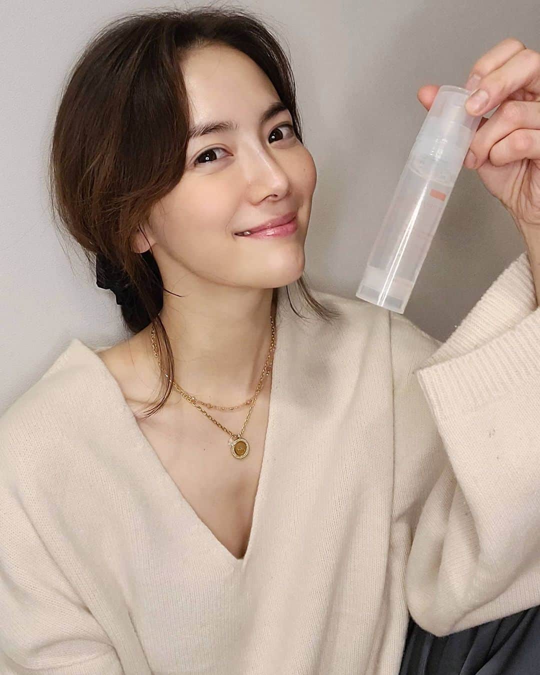 ユ・ハナさんのインスタグラム写真 - (ユ・ハナInstagram)「바르면 쏙쏙 흡수가 되는 묽은제형의 앰플이나 세럼은 많아요. 그런데!! 로션이나 크림 전에 뭔가 탄탄하게 잡아주는 제대로 된 '에센스'가 필요했어요!  천연원료를 기반한  프리미엄 비건 인증 브랜드 뷰디아니와 제가 제품개발단계부터 함께하며 오랜시간 많은 테스트를 거쳐 나온 재생에센스  '멀티 리버스 에센스' 에요. (진짜 지인짜 신경많이 써서 만들었어요🙏30대부터는 꼭 사용해보셨음 좋겠어요.피부가 정말 탱탱하게 건강해져요😊)  이 에센스를 사용하면서 훨씬 피부결이 매끈해지고 피부속부터 건강하고 탄탄해 지는 게 느껴지고있어요!  가.장.좋.았.던.그.때.로.  투유님들의 가장 좋았던 때는 언제 였어요?  이 에센스가 그때로 돌려놓아 줄거에요. 그래서 저는 '시간여행 에센스' 라 불러요.  피부엔 순하게! 주름엔 빠르게!  🌈첫 런칭특별가&사은품  런칭기념공구특가 이므로 다음 공구땐 가격이 달라질 수 있어요.사은품 역시 런칭이벤트로 빵빵하게 쏠게욧!  폼클렌저가 필요없는 클렌징시트 20매짜리 한박스  겨울 필수템 로즈리바이벌오일, 휴대용파우치까지 드리는 3번구성은 특히 놓치지마세요오💟  🎶선착순 구매자 100분께🎶 스타벅스 1만원 키프트카드를 시간여행에센스와 함께 넣어드릴께요. 사랑하는 사람과 따뜻한 커피 한잔하는 시간되시길바래요❤  ✔텍스처 : 워터리젤타입  _☆피부 속부터 채워지는 농축 겔타입  끈적임 ❌  ✔사용가능 피부타입 : 지성, 건성, 수부지 모두 사용가능👌  ✔주요성분 : 고가의 초저분자 히알루론산(보습,탄력),7가지 식물추출성분(피부윤기,회복,진정)민감하고 지친피부의 재생을 돕는 판테놀(치유,재생) ✔기능: 아데노신(주름개선) 나이아신아마이드 (미백) 식약처인증 미백+주름개선의 2중 기능성 화장품 ✔바르는 단계 : 앰플or세럼 다음 , 크림이나 로션 바로 전 단계  ✔임산부, 수유부 가능 (특정원료알레르기성분확인필요)  우리, 그때로 돌아가요!   🌸오피셜계정 @fromhana111 🌸제품문의 kakao talk ID '프롬하나cs' 🌸구매는 상단프로필란의 파란색 링크주소인 프롬하나닷컴 클릭 ✔  #시간여행에센스」12月21日 10時12分 - hahana111