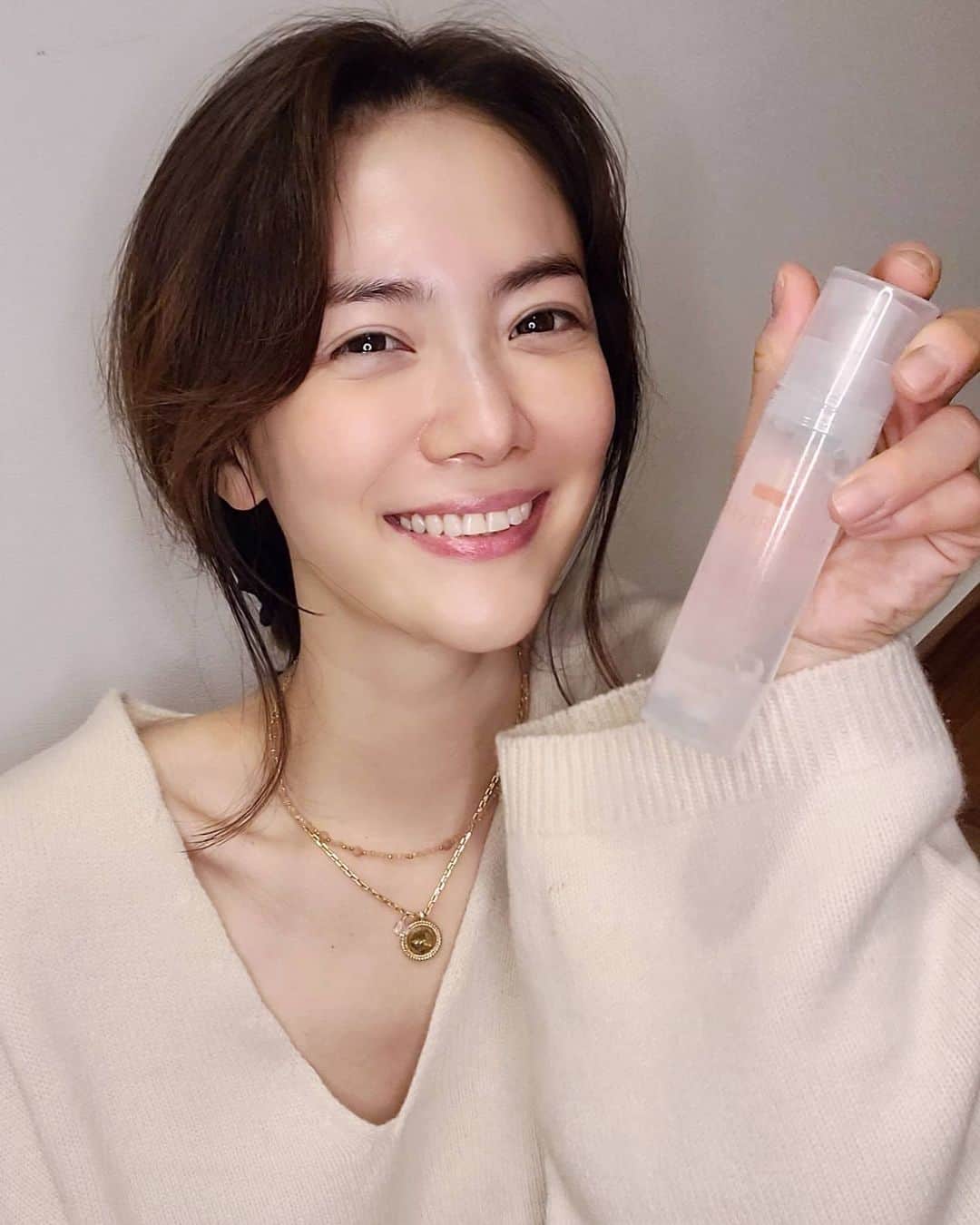 ユ・ハナさんのインスタグラム写真 - (ユ・ハナInstagram)「바르면 쏙쏙 흡수가 되는 묽은제형의 앰플이나 세럼은 많아요. 그런데!! 로션이나 크림 전에 뭔가 탄탄하게 잡아주는 제대로 된 '에센스'가 필요했어요!  천연원료를 기반한  프리미엄 비건 인증 브랜드 뷰디아니와 제가 제품개발단계부터 함께하며 오랜시간 많은 테스트를 거쳐 나온 재생에센스  '멀티 리버스 에센스' 에요. (진짜 지인짜 신경많이 써서 만들었어요🙏30대부터는 꼭 사용해보셨음 좋겠어요.피부가 정말 탱탱하게 건강해져요😊)  이 에센스를 사용하면서 훨씬 피부결이 매끈해지고 피부속부터 건강하고 탄탄해 지는 게 느껴지고있어요!  가.장.좋.았.던.그.때.로.  투유님들의 가장 좋았던 때는 언제 였어요?  이 에센스가 그때로 돌려놓아 줄거에요. 그래서 저는 '시간여행 에센스' 라 불러요.  피부엔 순하게! 주름엔 빠르게!  🌈첫 런칭특별가&사은품  런칭기념공구특가 이므로 다음 공구땐 가격이 달라질 수 있어요.사은품 역시 런칭이벤트로 빵빵하게 쏠게욧!  폼클렌저가 필요없는 클렌징시트 20매짜리 한박스  겨울 필수템 로즈리바이벌오일, 휴대용파우치까지 드리는 3번구성은 특히 놓치지마세요오💟  🎶선착순 구매자 100분께🎶 스타벅스 1만원 키프트카드를 시간여행에센스와 함께 넣어드릴께요. 사랑하는 사람과 따뜻한 커피 한잔하는 시간되시길바래요❤  ✔텍스처 : 워터리젤타입  _☆피부 속부터 채워지는 농축 겔타입  끈적임 ❌  ✔사용가능 피부타입 : 지성, 건성, 수부지 모두 사용가능👌  ✔주요성분 : 고가의 초저분자 히알루론산(보습,탄력),7가지 식물추출성분(피부윤기,회복,진정)민감하고 지친피부의 재생을 돕는 판테놀(치유,재생) ✔기능: 아데노신(주름개선) 나이아신아마이드 (미백) 식약처인증 미백+주름개선의 2중 기능성 화장품 ✔바르는 단계 : 앰플or세럼 다음 , 크림이나 로션 바로 전 단계  ✔임산부, 수유부 가능 (특정원료알레르기성분확인필요)  우리, 그때로 돌아가요!   🌸오피셜계정 @fromhana111 🌸제품문의 kakao talk ID '프롬하나cs' 🌸구매는 상단프로필란의 파란색 링크주소인 프롬하나닷컴 클릭 ✔  #시간여행에센스」12月21日 10時12分 - hahana111