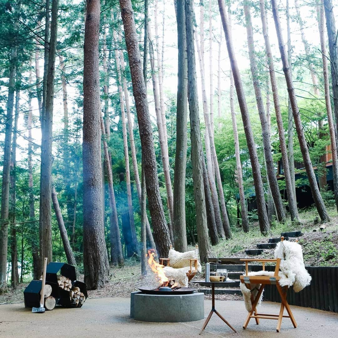 HOSHINOYA｜星のやのインスタグラム：「Morning coffee time in the private forest. #hoshinoyafuji #fuji #mtfuji #fujisan #glamping #hoshinoya #hoshinoresorts #coffee #星のや富士 #富士山 #グランピング #星のや #星野リゾート #コーヒー」