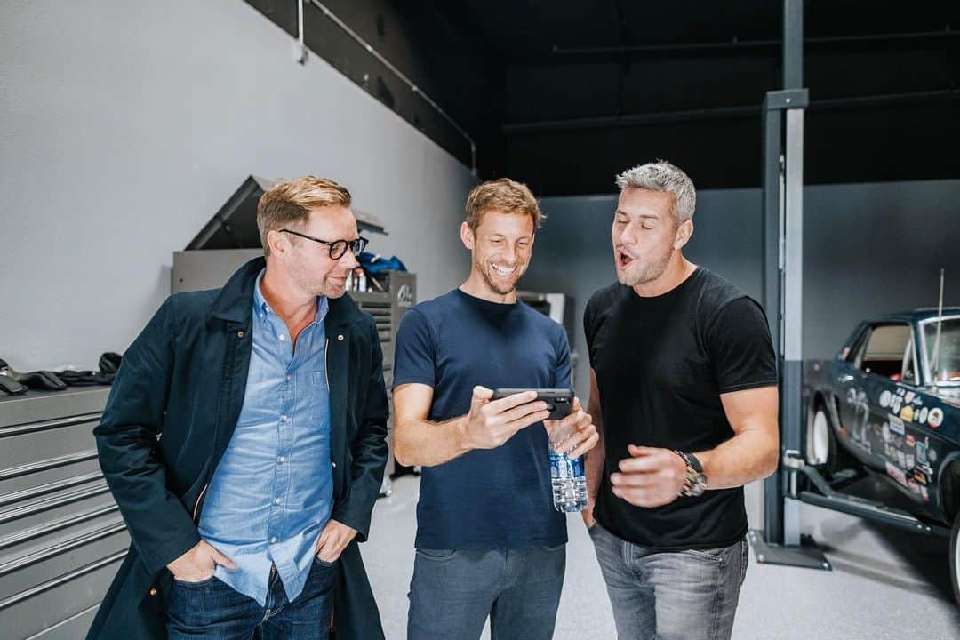 ジェンソン・バトンのインスタグラム：「@ant_anstead doing a bit of karaoke at the @radfordmotors HQ, can’t believe he didn’t know the words. What do you reckon his favourite Karaoke song is?! #radfordreturns」