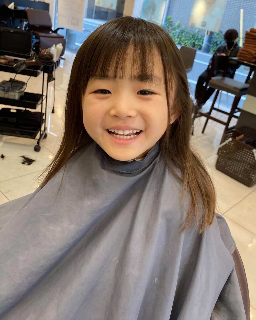 大西宏明のインスタグラム：「娘ちゃん初カット✂️  NiziU ミイヒになりたくて前髪出来ました🤩  #娘ちゃん #5歳 #初カット #美容院 #デビュー #niziu  #ミイヒ #憧れ #前髪 #可愛い #親バカ部  #家族写真  #smile #ほなっ！！」