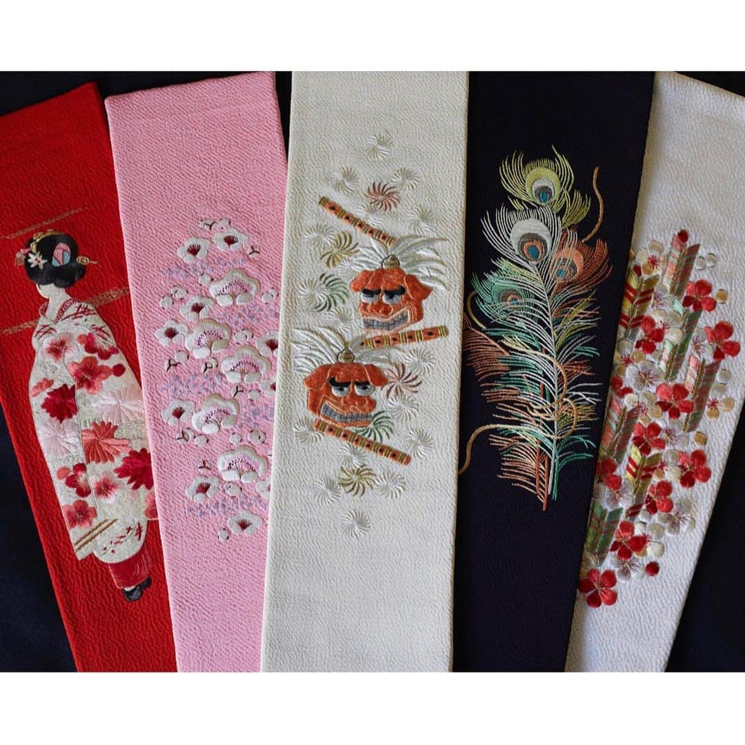 のインスタグラム：「今月のエルオンラインでの連載では「時代布　池田」にお邪魔しました👘 池田由紀子先生にお話を伺いながら、美しいコレクションを見せて頂きました！😍 是非プロフィールからご覧頂けると嬉しいです！ Check out the new article of my monthly column on Elle Japan online. (Link in bio) I visited “Jidainuno Ikeda” which is an antique kimono store in Tokyo.  Interviewed to Yukiko Ikeda sensei(it’s owner) and she showed me some beautiful Kimono and obidome, han-eri etc... from her antique collection.😍 @ellejapan @ikedashigeko_collection  @ikedashigeko_wedding  #池田重子 #ellejapan #antiquekimono #kimono #着物 #アンティーク着物 #半襟 #ポンチ絵」