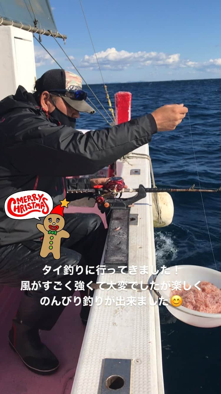 佐々木主浩のインスタグラム：「緑龍丸でのんびりタイ釣り🎣 のはずが、、、強風に悩まされました。。 今年も後わずかですね！ 大変な一年でしたが来年は皆さんにとって良い年になるように願ってます。  #npb #dena #denaベイスターズ #佐々木主浩 #プロ野球 #野球 #タイ #緑龍丸 #馬主 #競馬 #馬 #大魔神 #釣り #船釣り #コマセ真鯛 #シケ #メダイ」