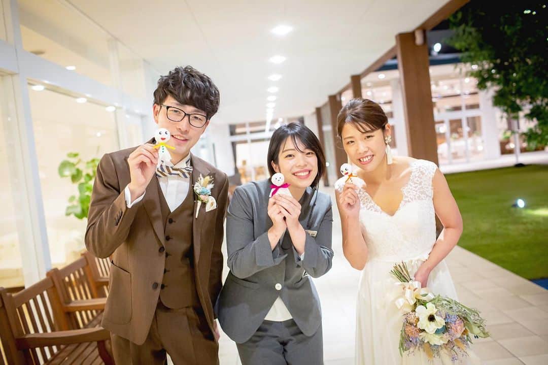 結婚式場ブランレヴュー宇都宮アクアテラスのインスタグラム：「.﻿ てるてる坊主パワー☆﻿ ﻿ 雨予報だった前撮り﻿ ﻿ ３人でてるてる坊主を作って祈ったら﻿ 雨、降りませんでした！﻿ ﻿ 記念にお揃いてるてる坊主で﻿ 撮影です☺︎❤︎﻿ ----------------------------------------﻿ ﻿ ブライダルフェア開催中☆﻿ ご来館限定でギフト券最大10000円！﻿ ﻿ 12月はクリスマス限定で豪華特典盛り沢山♩﻿ 今週末はクリスマス直前のBIGフェア❤︎﻿ ﻿ 詳細は下記▽▽﻿ https://www.dearswedding.jp/blancrevue/fair/﻿ ﻿ リニューアルしたNewチャペルのご見学もお楽しみに♩﻿ ﻿ プロフィールからご覧いただけます！ @blancrevue_wedding」
