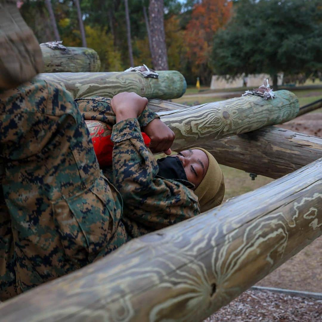 アメリカ海兵隊さんのインスタグラム写真 - (アメリカ海兵隊Instagram)「Hang In There  A recruit with Echo Company, 2nd Recruit Training Battalion, navigates the Weaver obstacle at Leatherneck Square aboard @mcrdparrisisland.  The obstacle course builds strength and endurance as well as mental and physical courage. (U.S. Marine Corps photo by Cpl. Dylan Walters)  #USMC #Marines #Military #Training」12月21日 10時28分 - marines